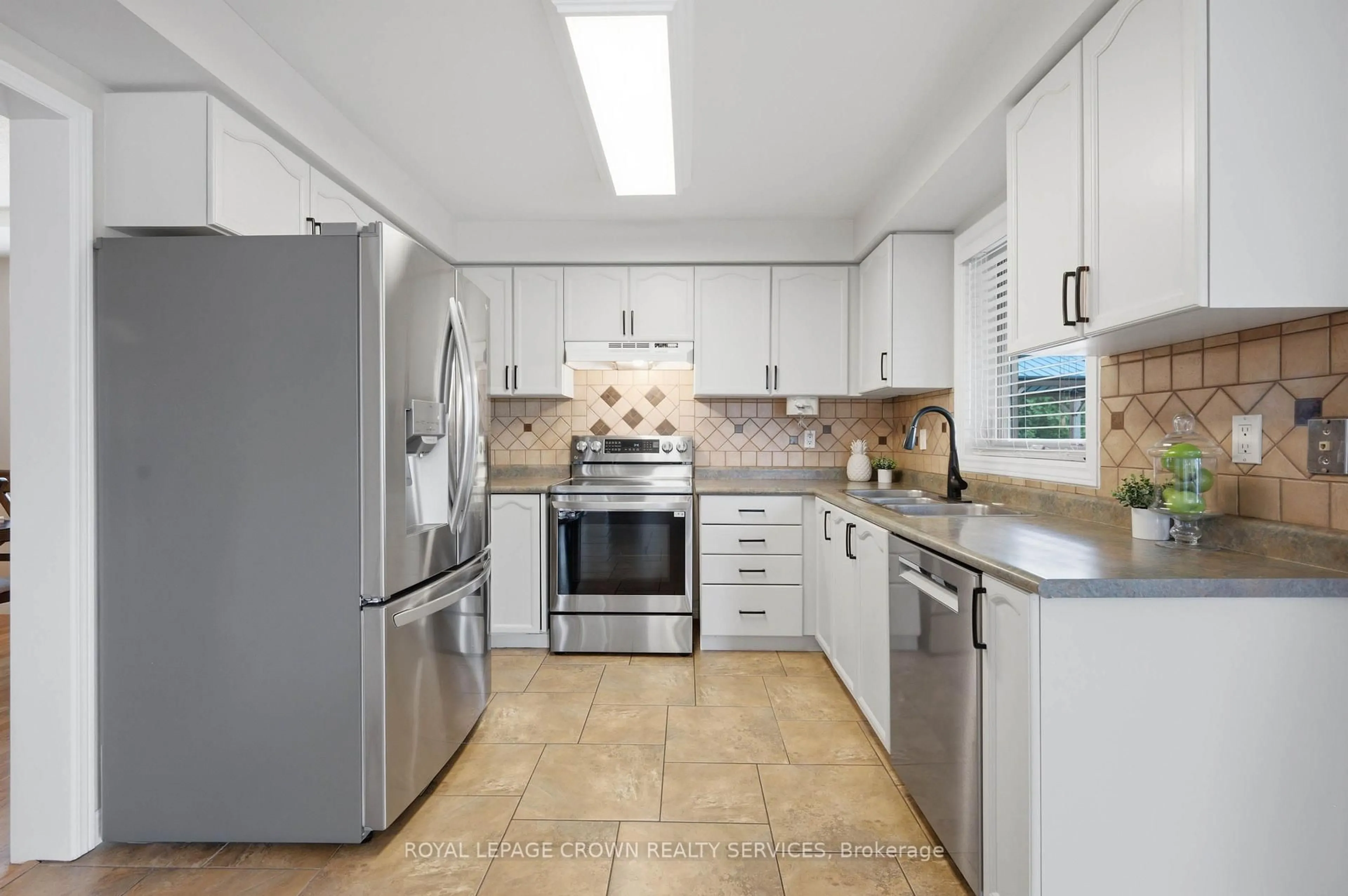 Standard kitchen, ceramic/tile floor for 122 Delavan Dr, Cambridge Ontario N1S 4S3