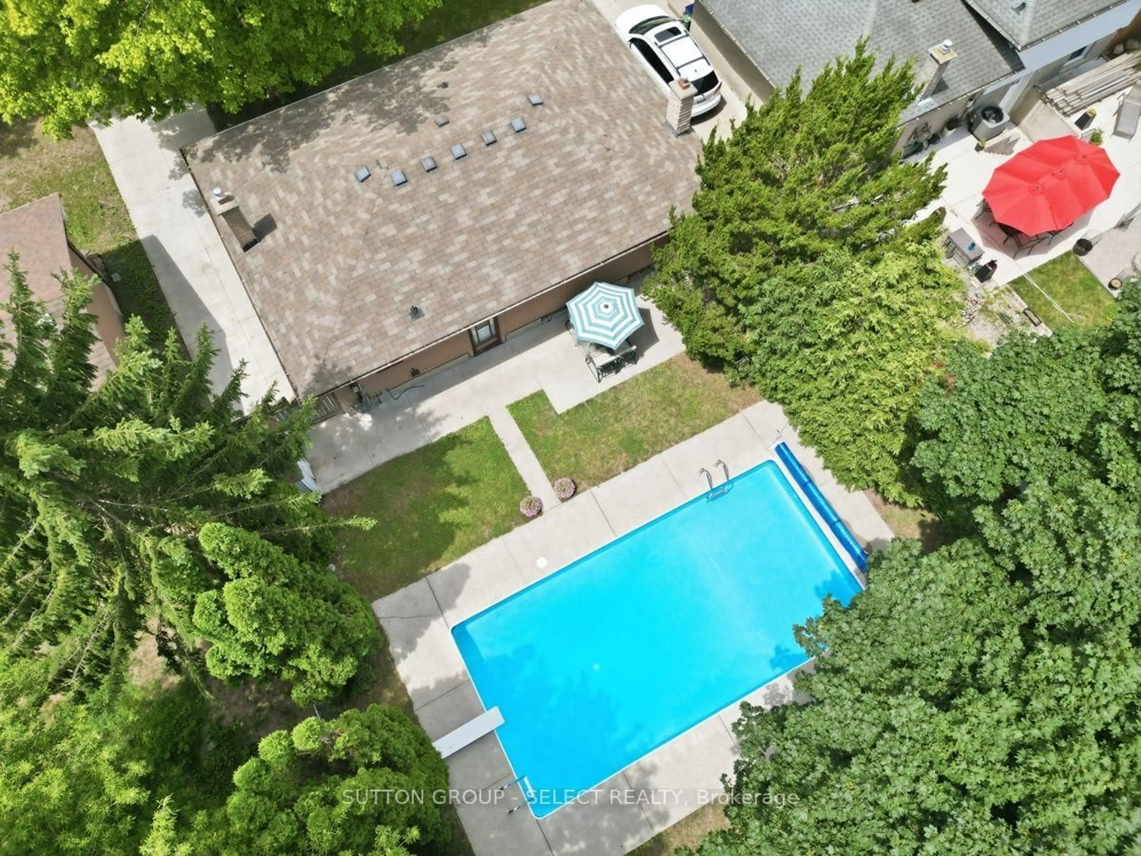 A pic from outside/outdoor area/front of a property/back of a property/a pic from drone, unknown for 107 Aponi Cres, London East Ontario N5V 2V3