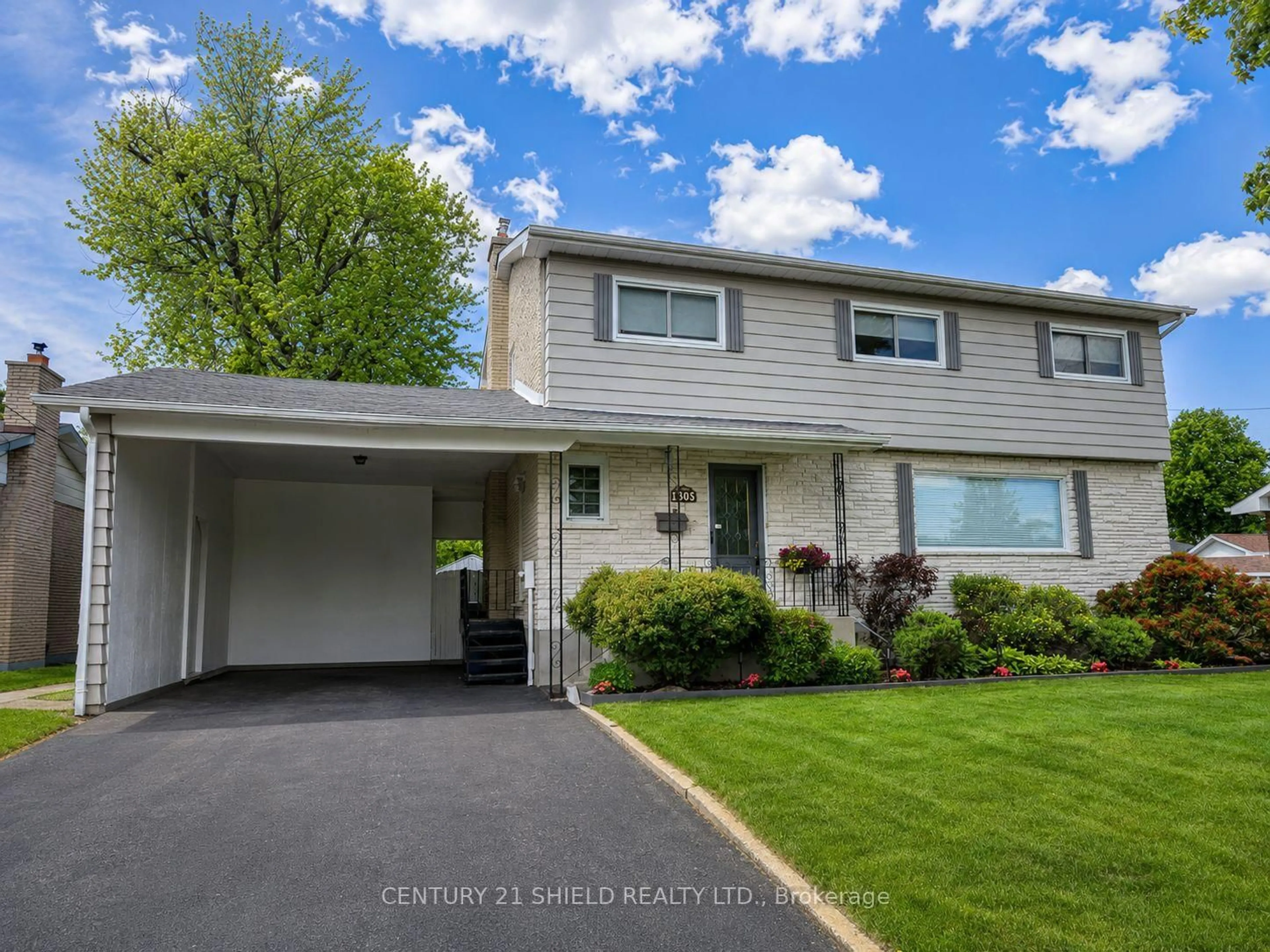 Home with vinyl exterior material, street for 1305 Osborne Ave, Cornwall Ontario K6J 1L3