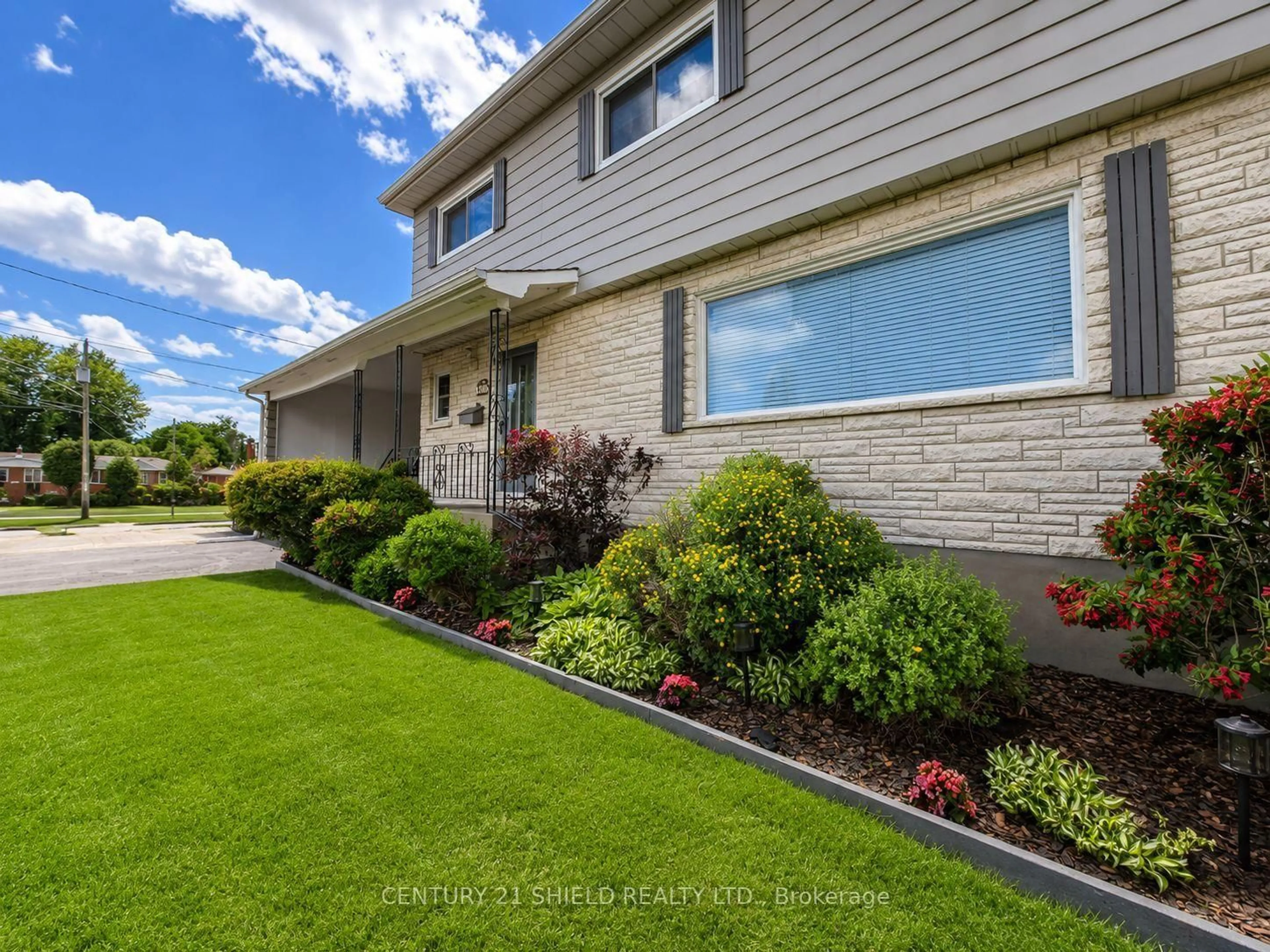 Home with vinyl exterior material, street for 1305 Osborne Ave, Cornwall Ontario K6J 1L3