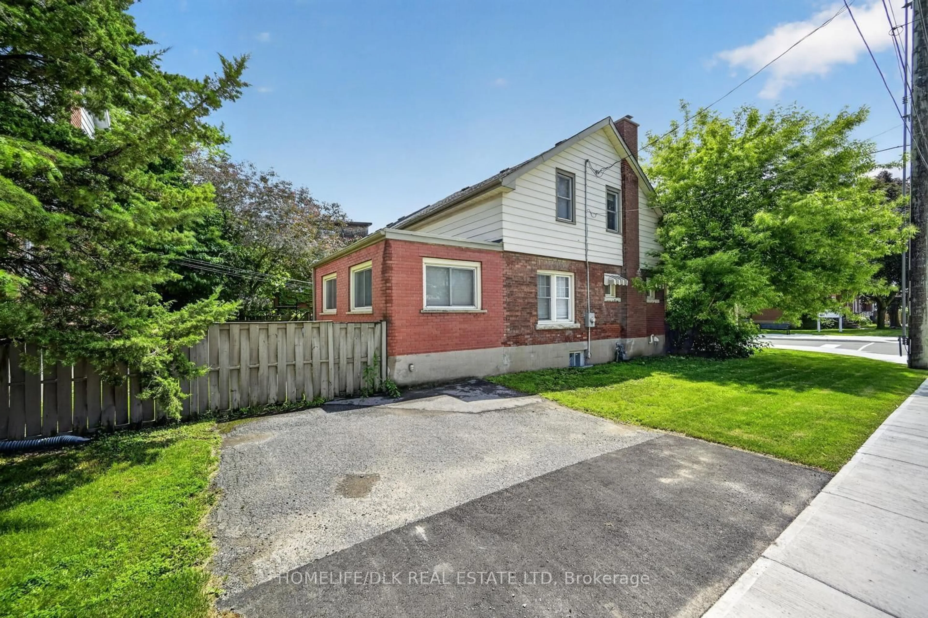 A pic from outside/outdoor area/front of a property/back of a property/a pic from drone, street for 427 Earl St, Kingston Ontario K7L 2J9