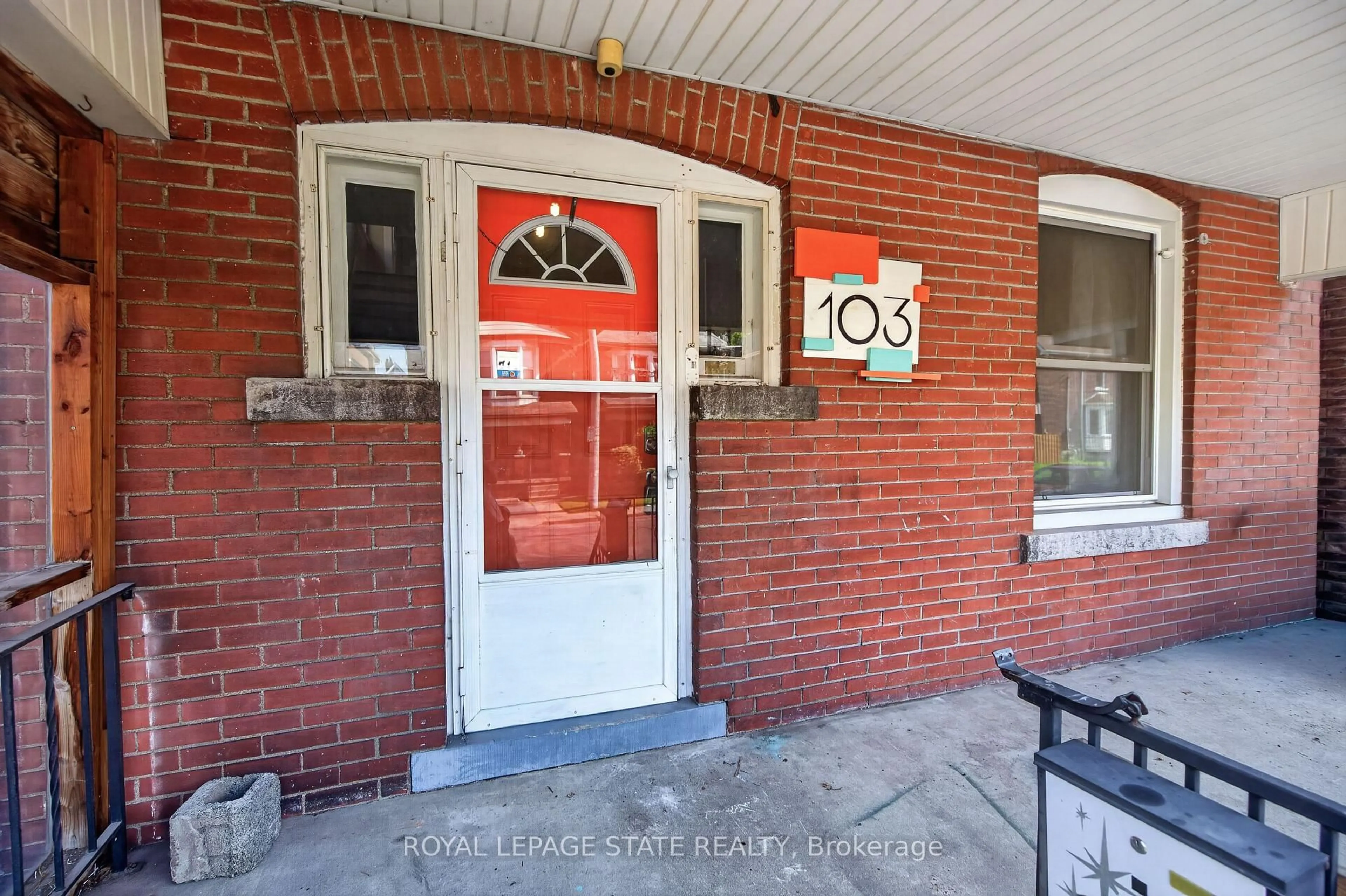 Indoor entryway for 103 Rosemont Ave, Hamilton Ontario L8L 2M6