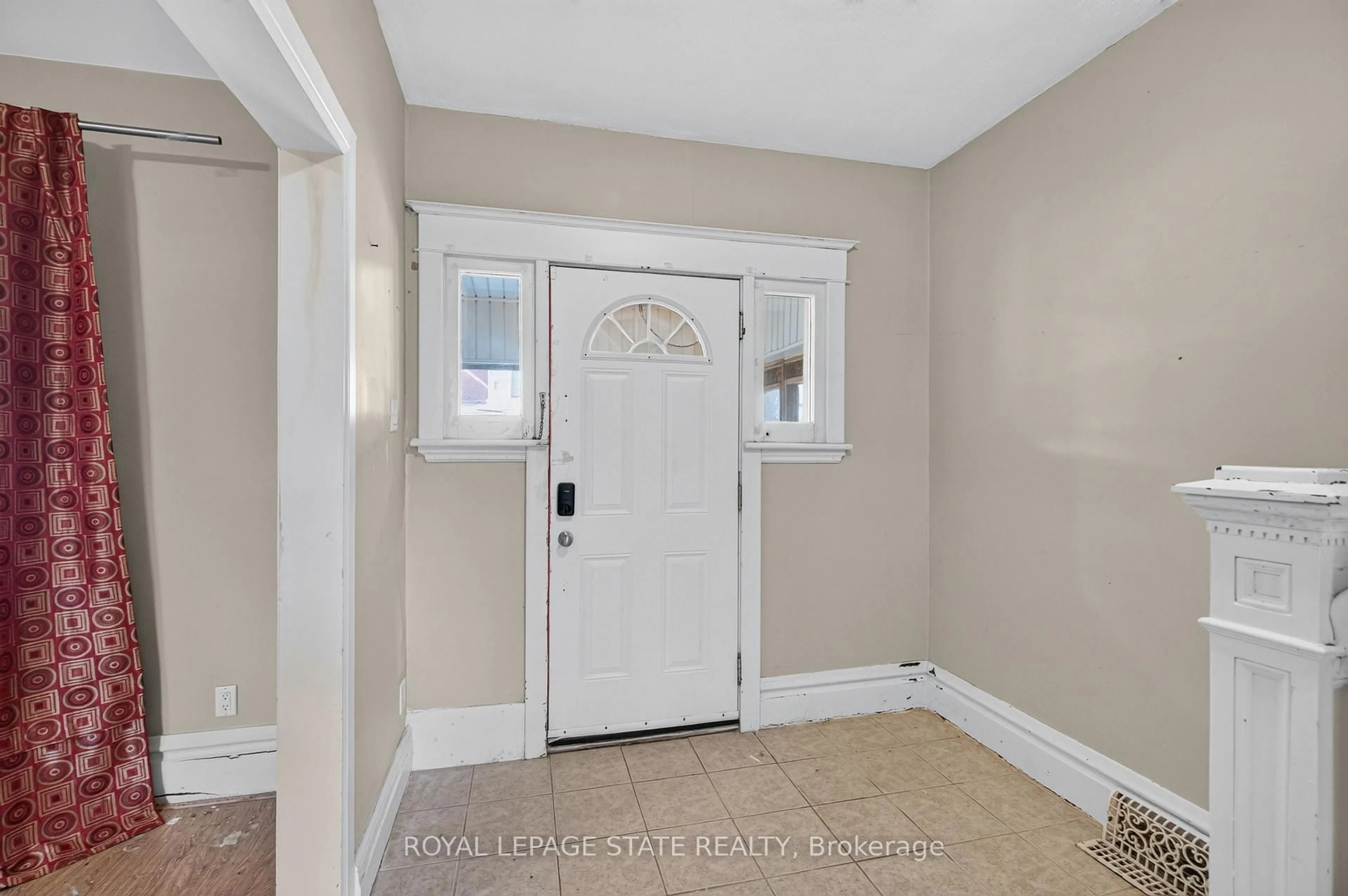 Indoor entryway for 103 Rosemont Ave, Hamilton Ontario L8L 2M6