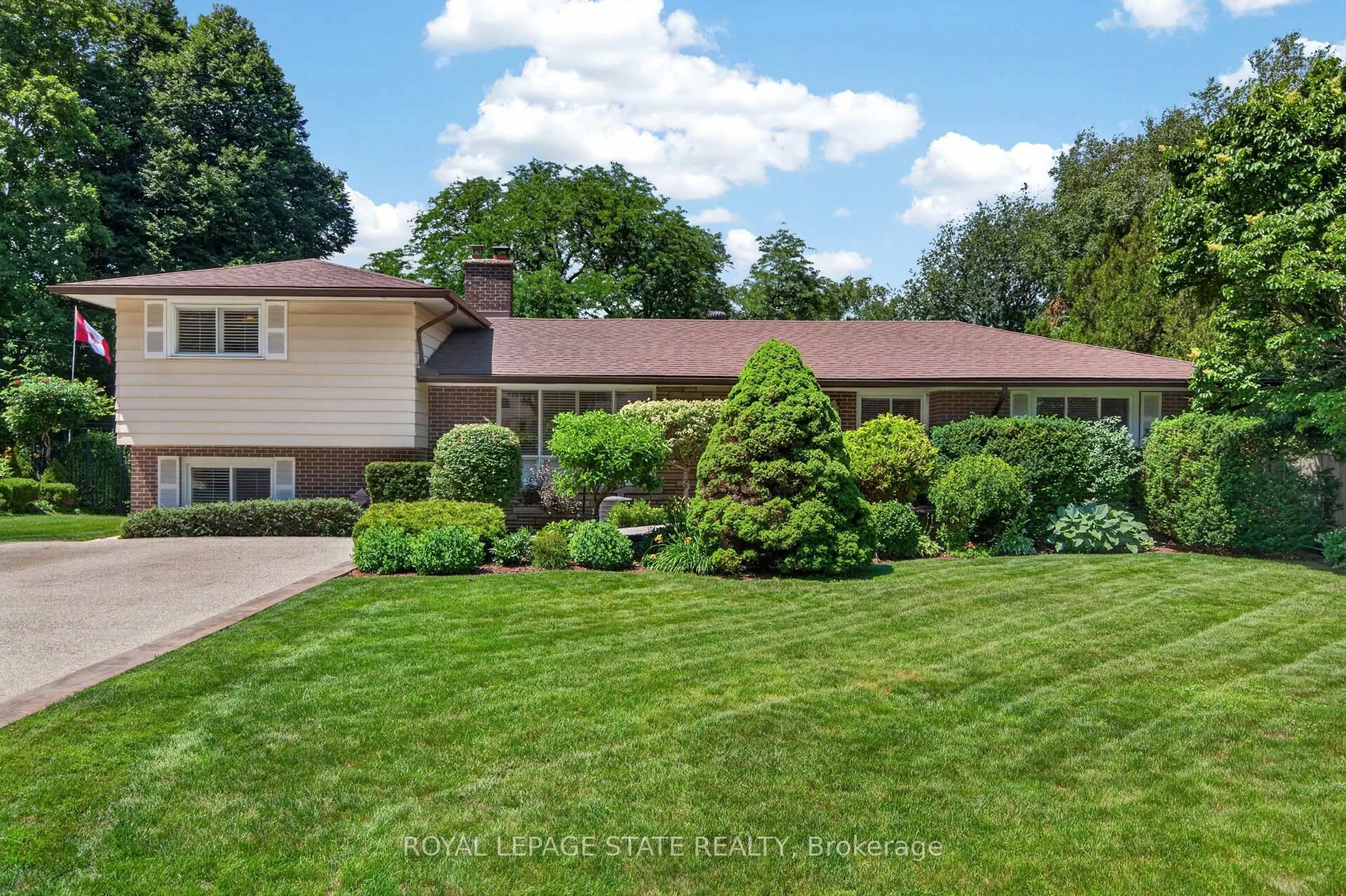 A pic from outside/outdoor area/front of a property/back of a property/a pic from drone, unknown for 657 Iroquois Ave, Hamilton Ontario L9G 3B6