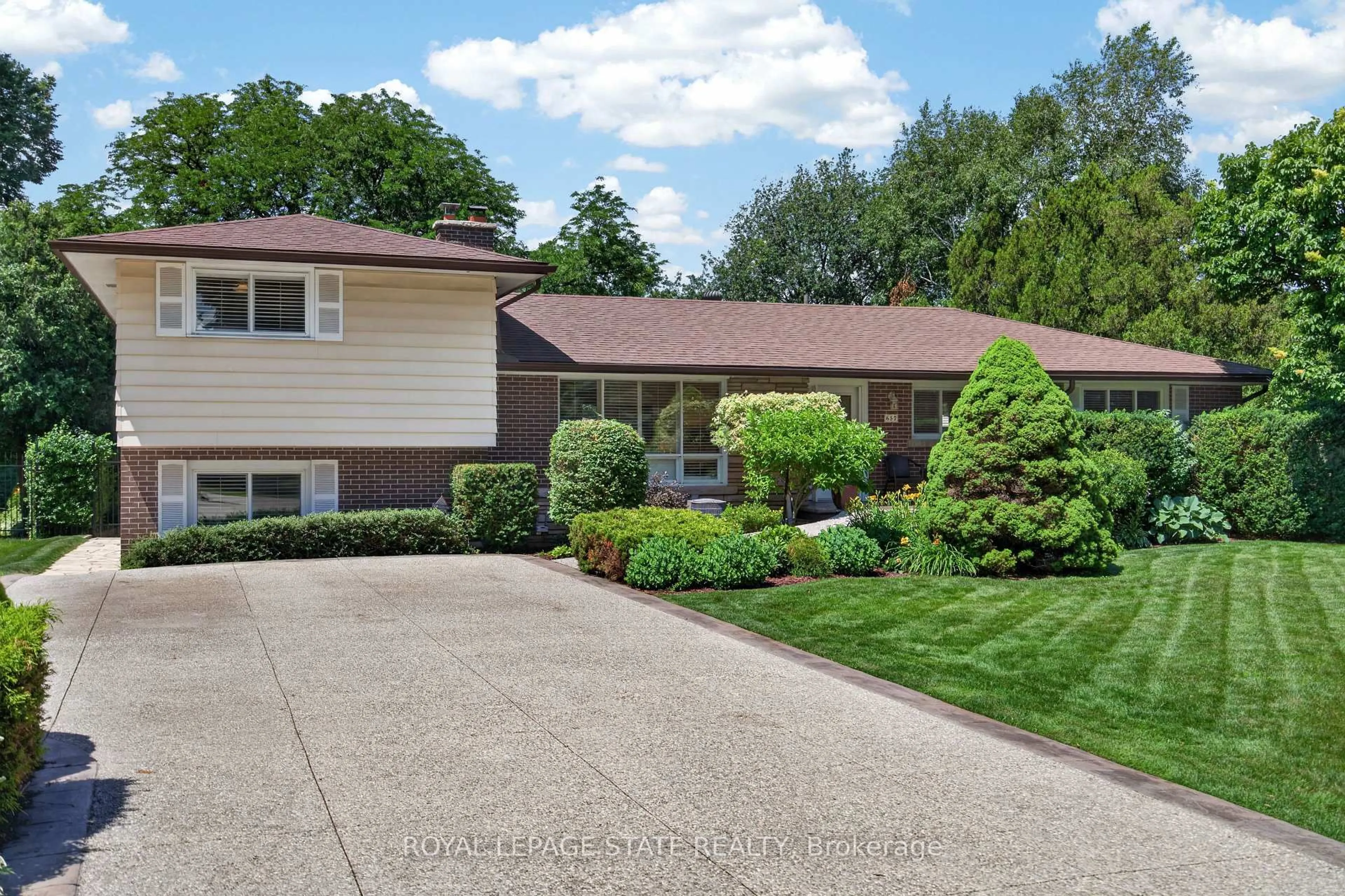 Unknown for 657 Iroquois Ave, Hamilton Ontario L9G 3B6