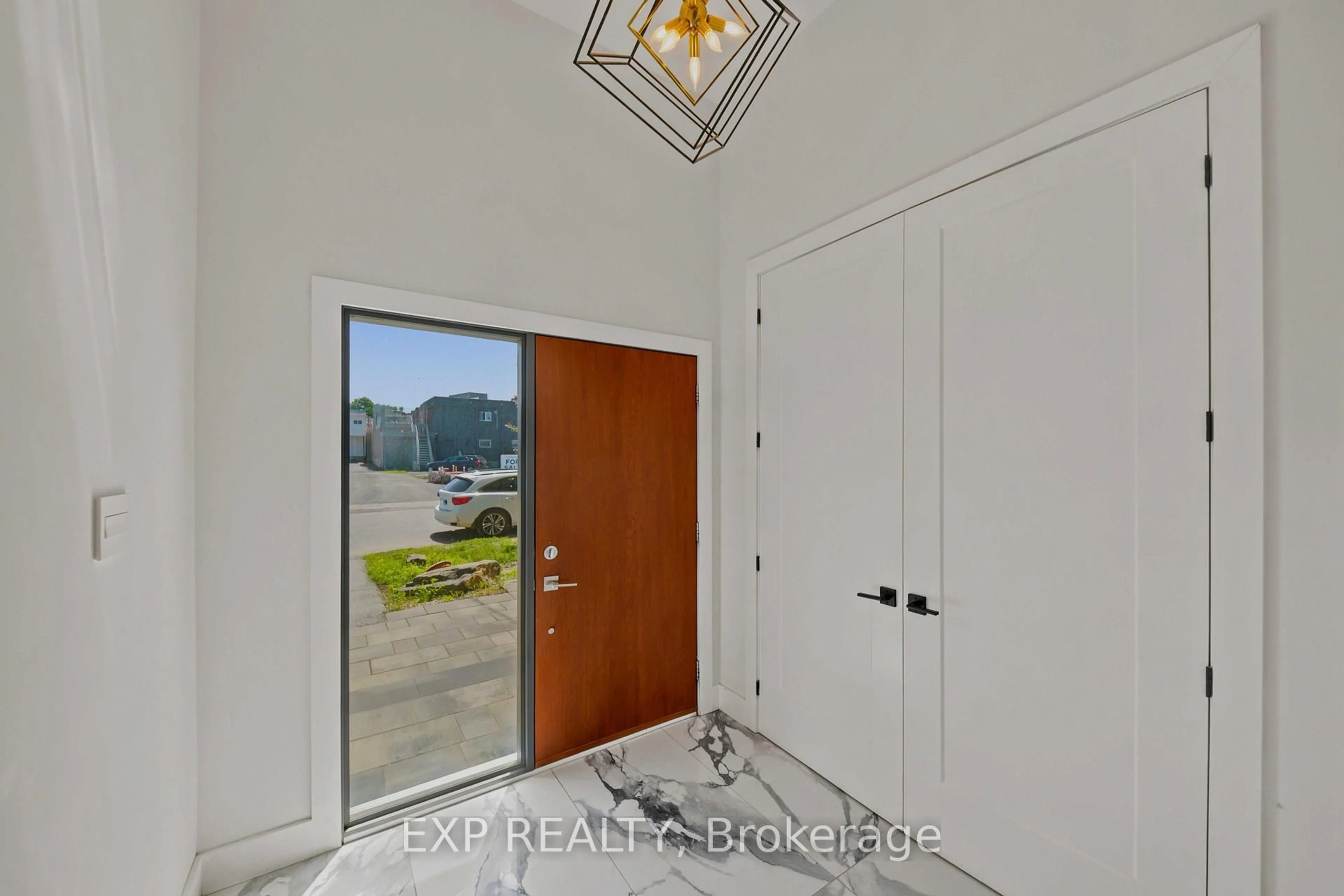 Indoor entryway for 375 Madison Ave #B, Ottawa Ontario K2A 0B6