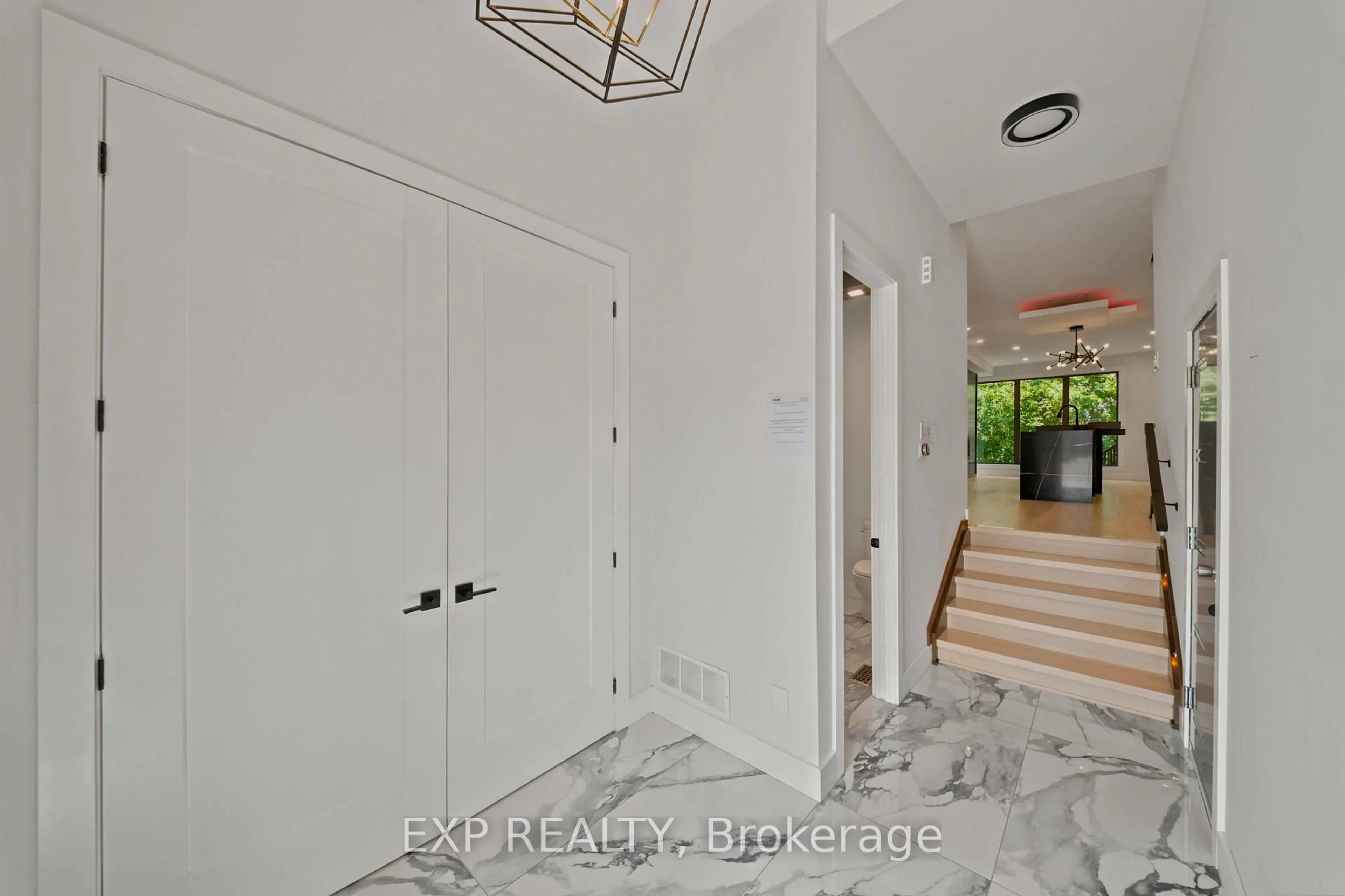 Indoor entryway for 375 Madison Ave #B, Ottawa Ontario K2A 0B6
