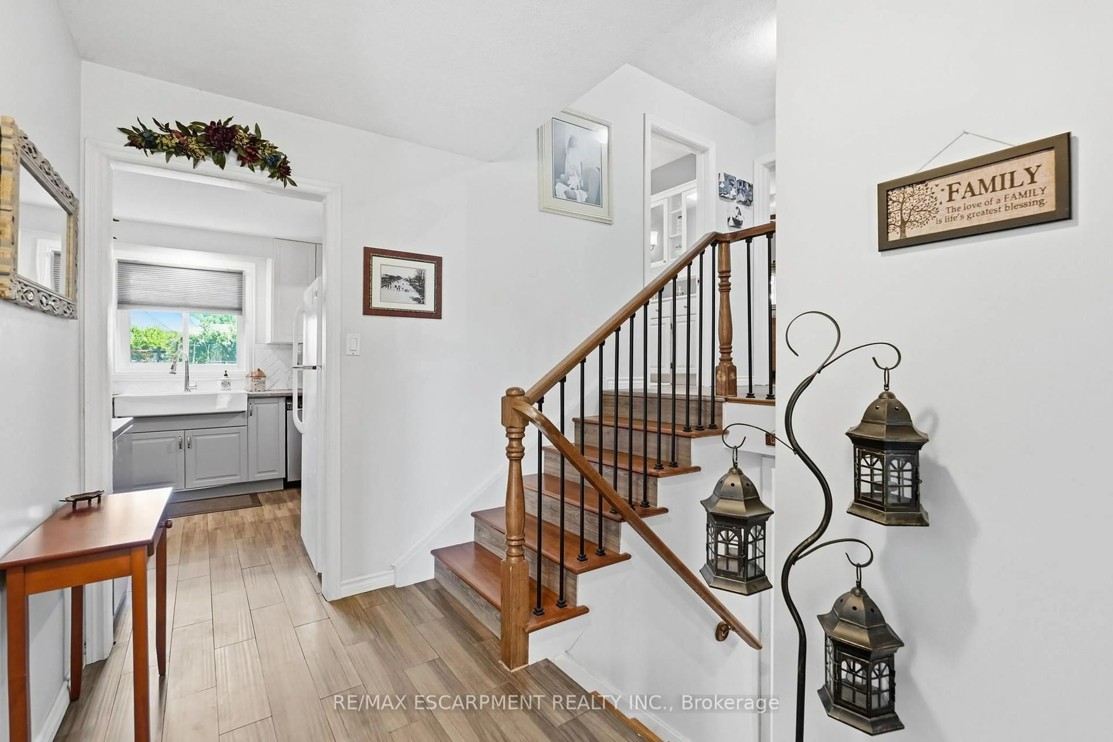 Indoor entryway for 204 Main St, Grimsby Ontario L3M 1P6