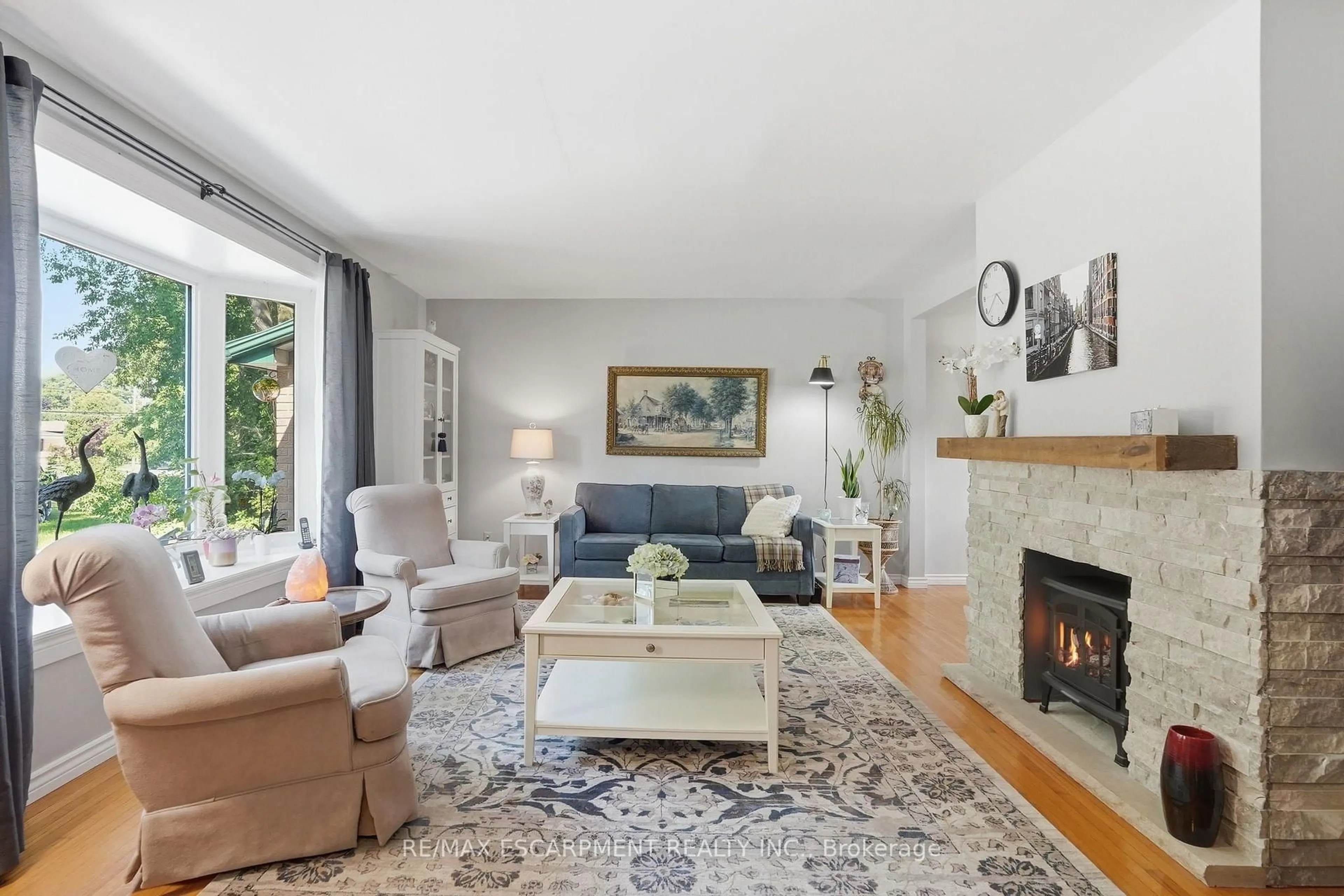 Living room with furniture, unknown for 204 Main St, Grimsby Ontario L3M 1P6