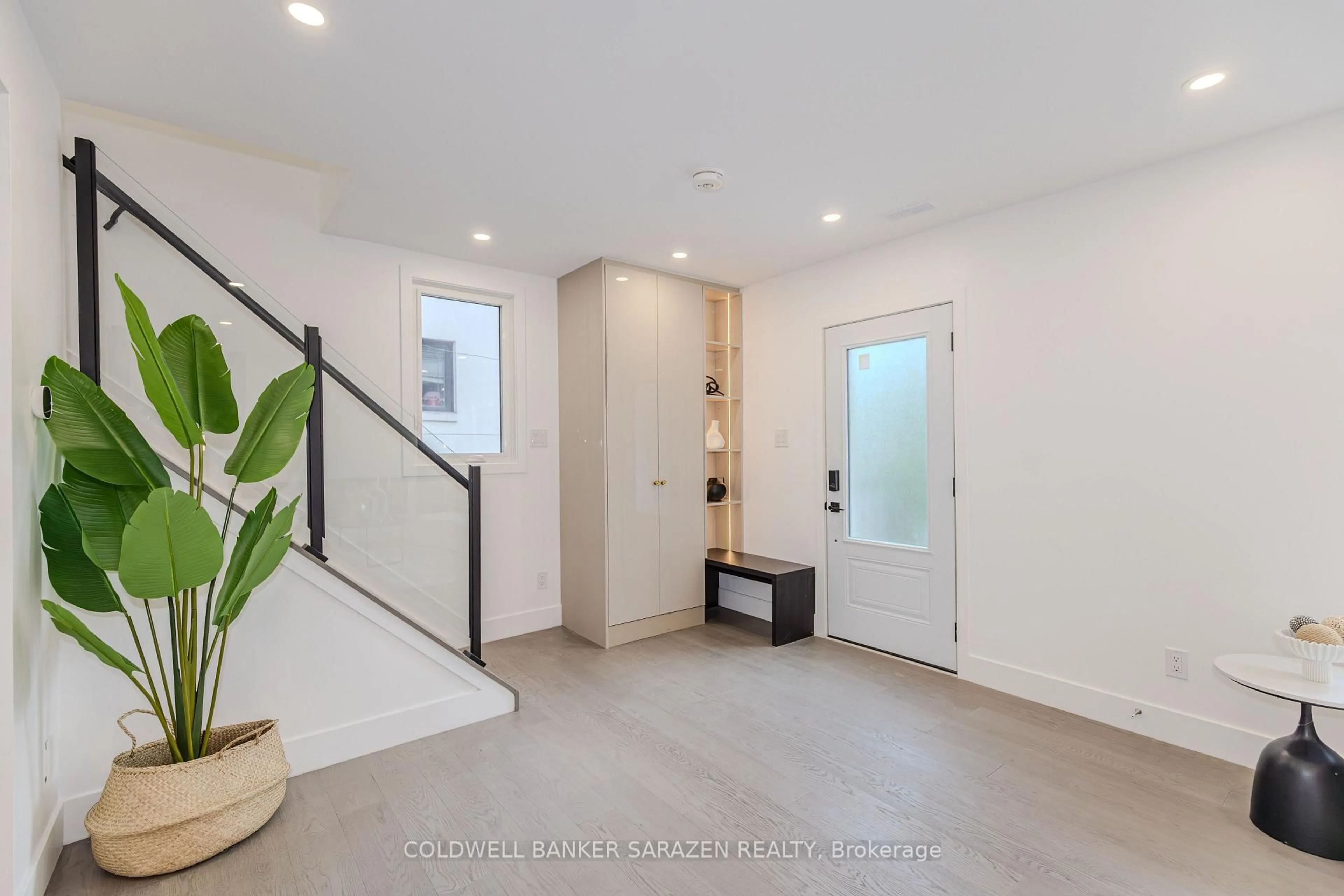 Indoor entryway for 31 Harvard Ave, Ottawa Ontario K1S 4Z2