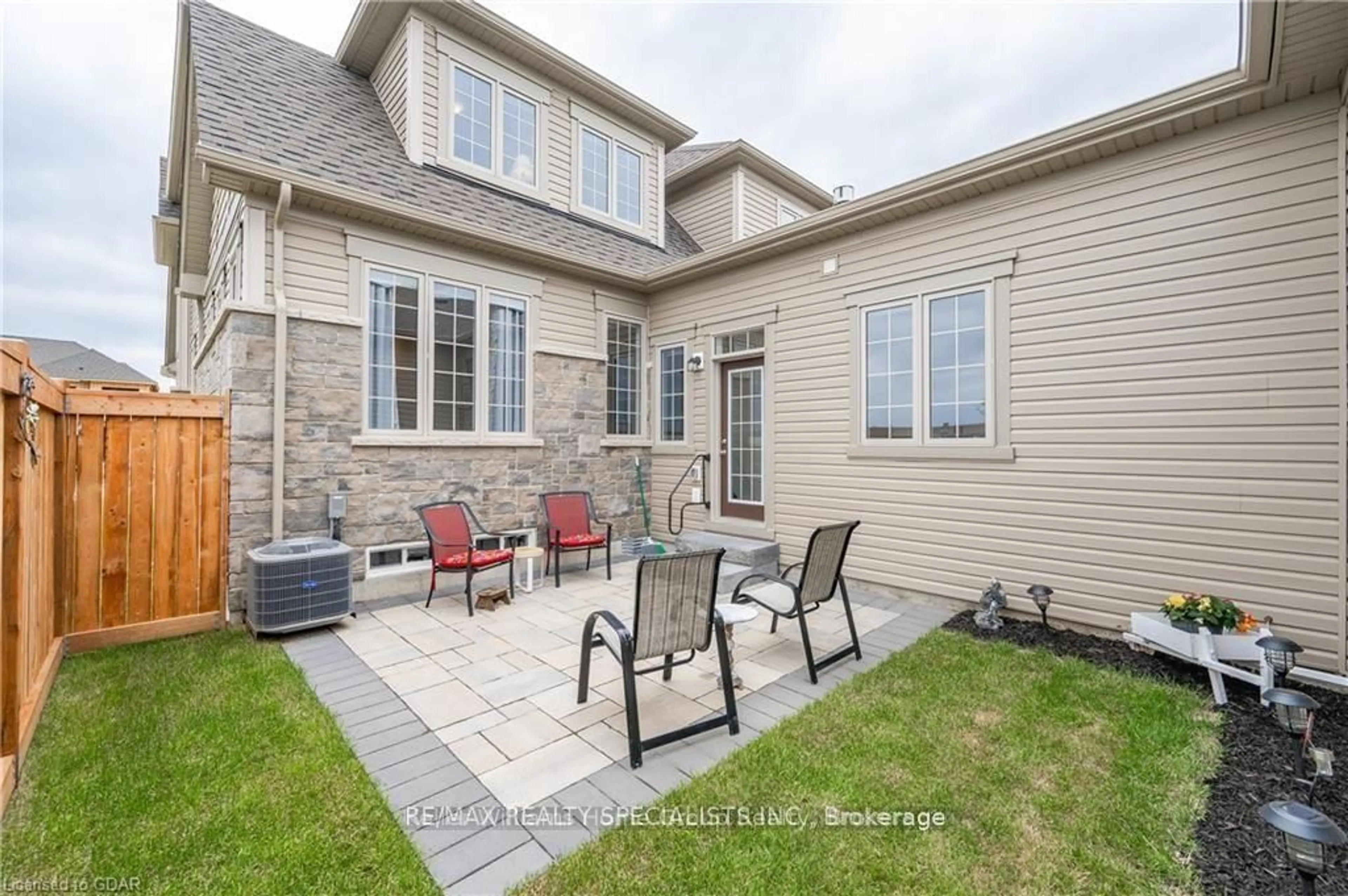 Patio, street for 230 Farley Rd #4, Centre Wellington Ontario N1M 0H6
