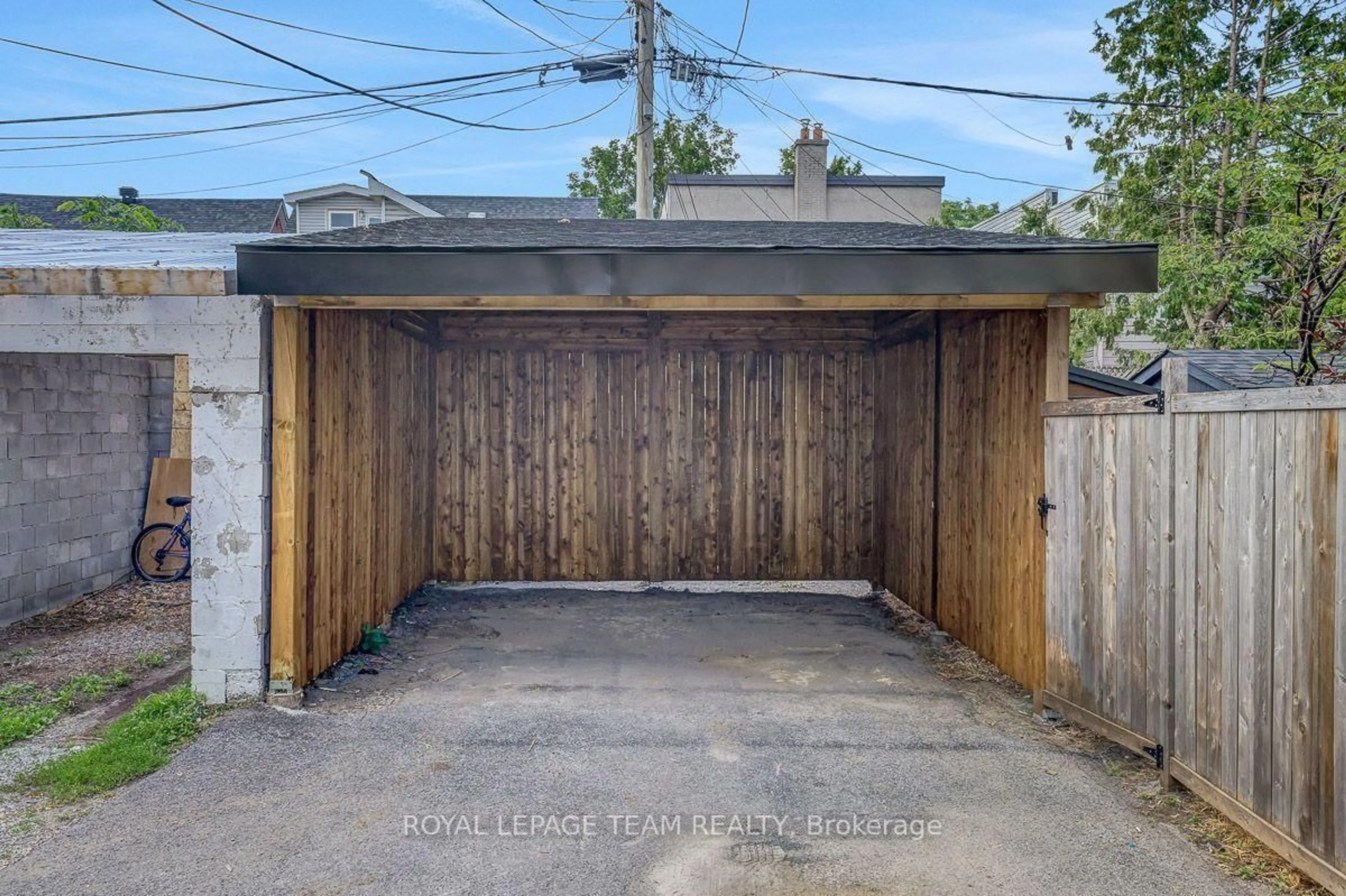 Indoor garage for 191 Cathcart St, Ottawa Ontario K1N 5C1