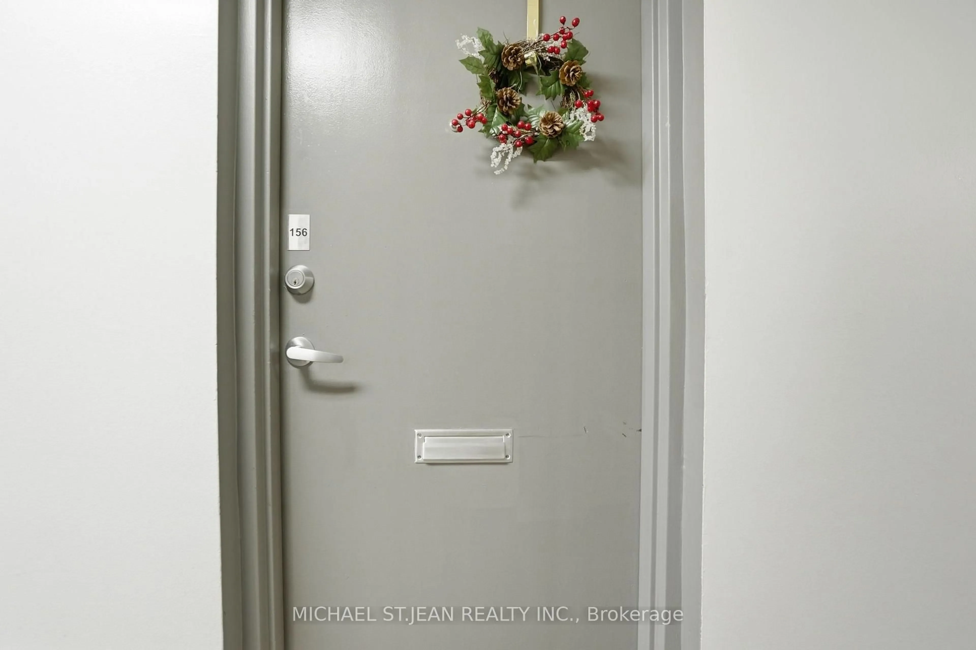 Indoor entryway for 17 Old Pine Tr #156, St. Catharines Ontario L2M 6P9