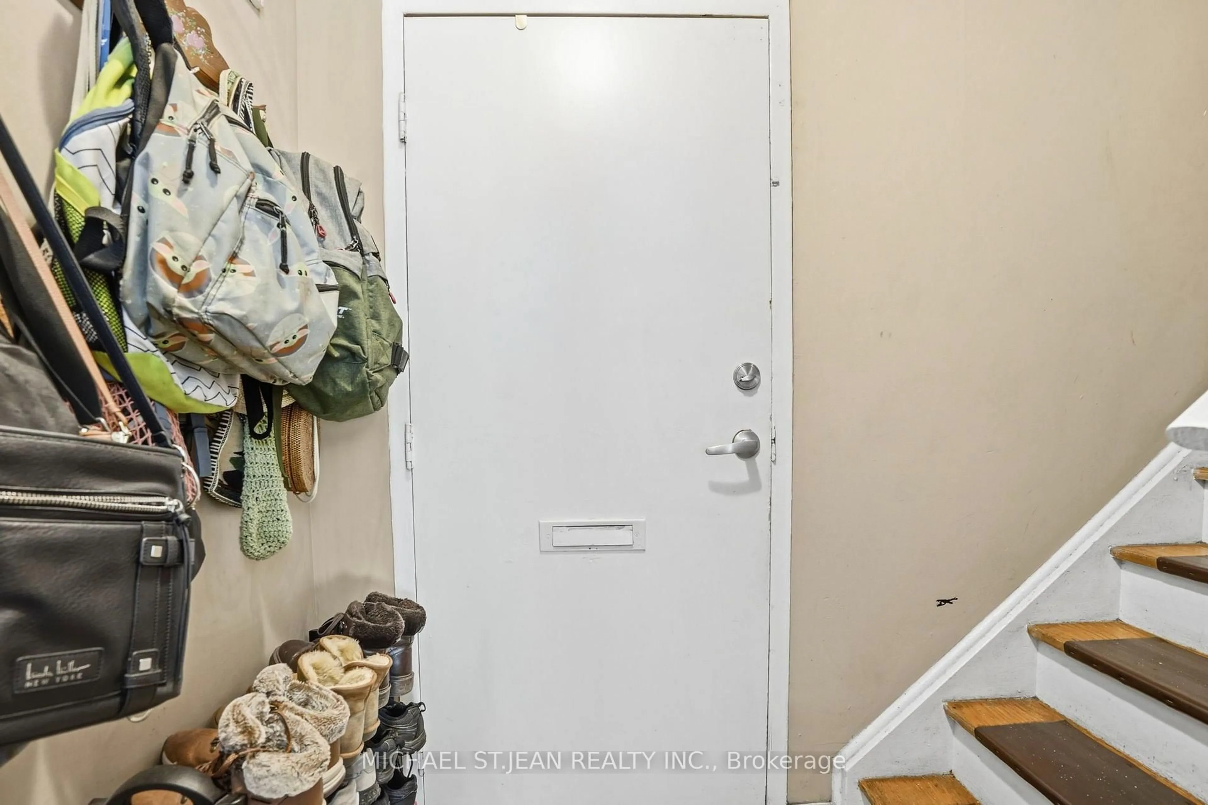Indoor entryway for 17 Old Pine Tr #156, St. Catharines Ontario L2M 6P9