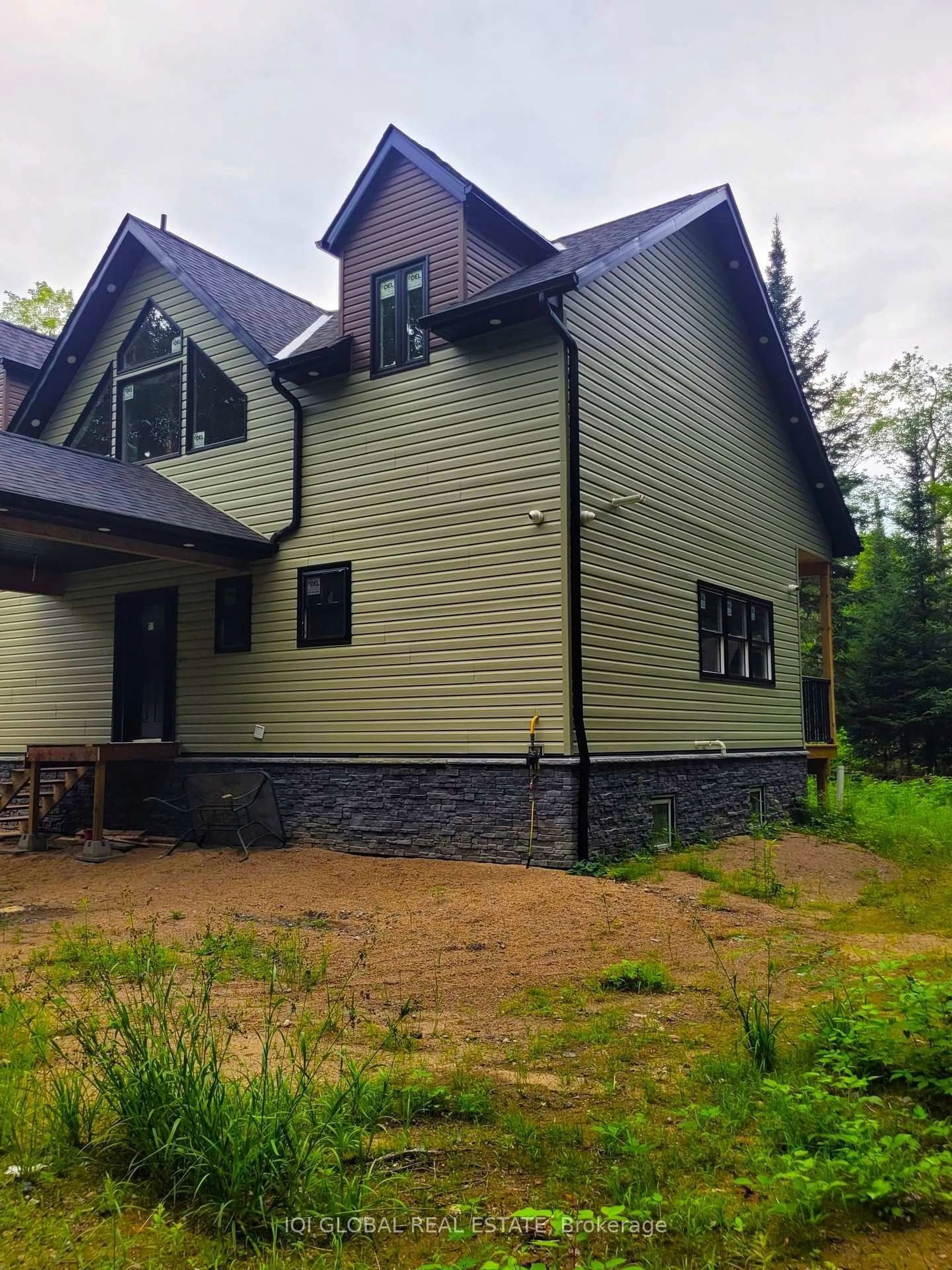Home with vinyl exterior material, building for 835 Stephenson Rd, Huntsville Ontario P0B 1L0