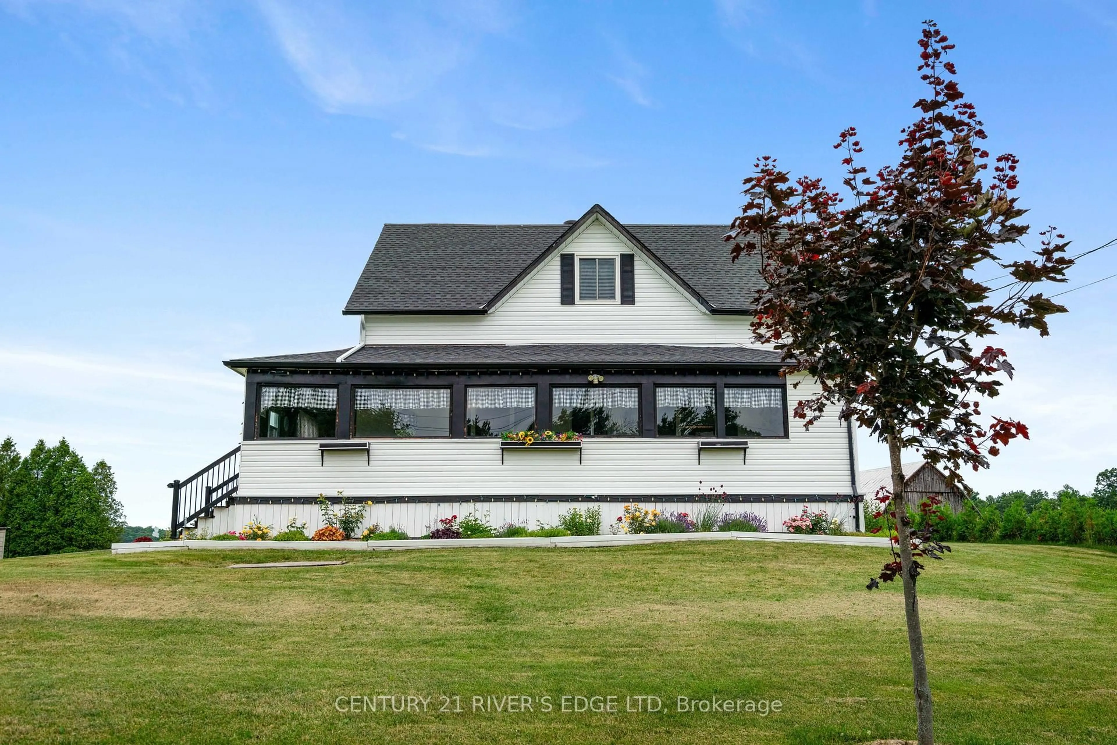 Home with vinyl exterior material, unknown for 18753 County Rd 19 Rd, South Glengarry Ontario K0C 2J0