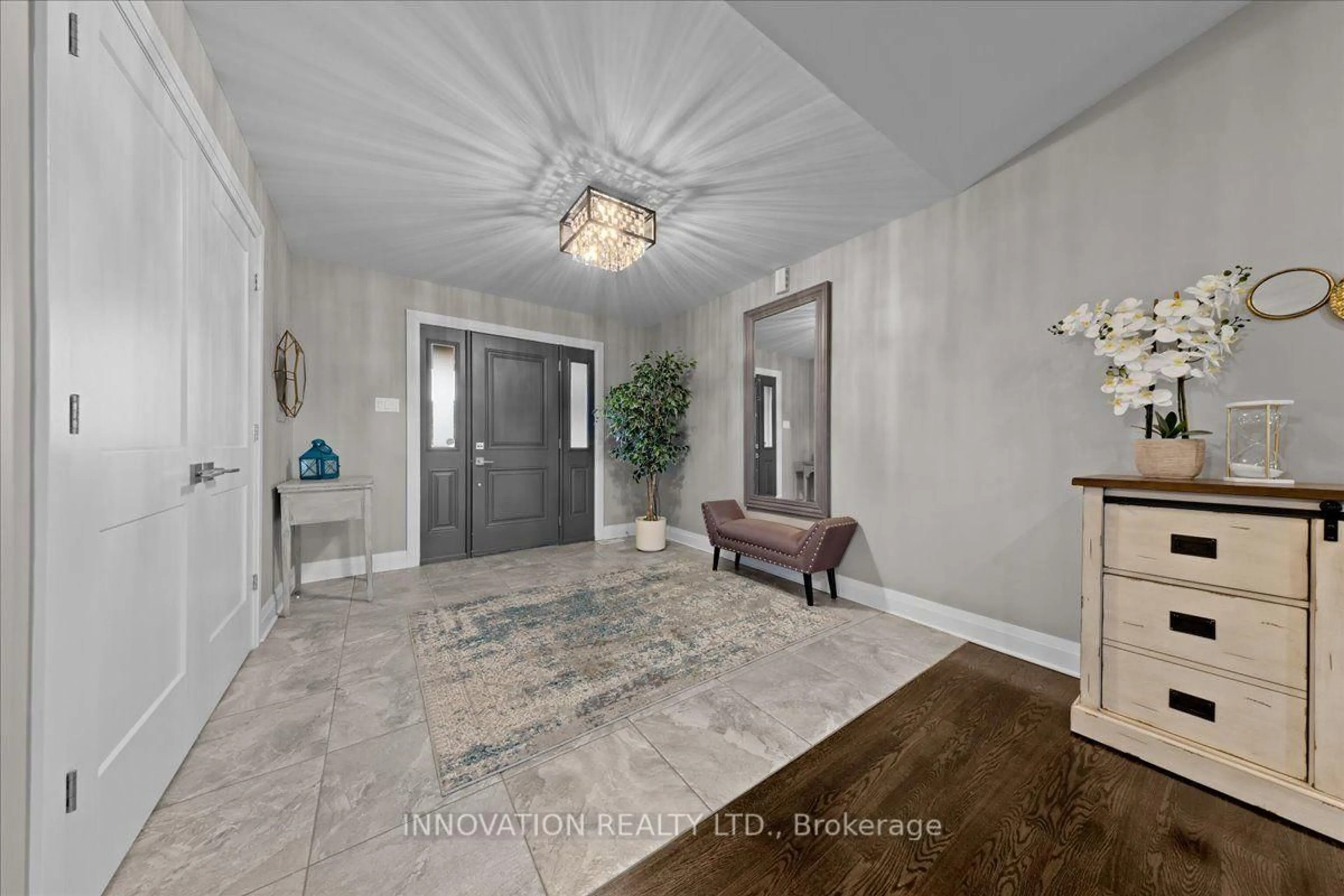 Indoor entryway for 5603 Lombardy Dr, Osgoode Ontario K0A 2W0