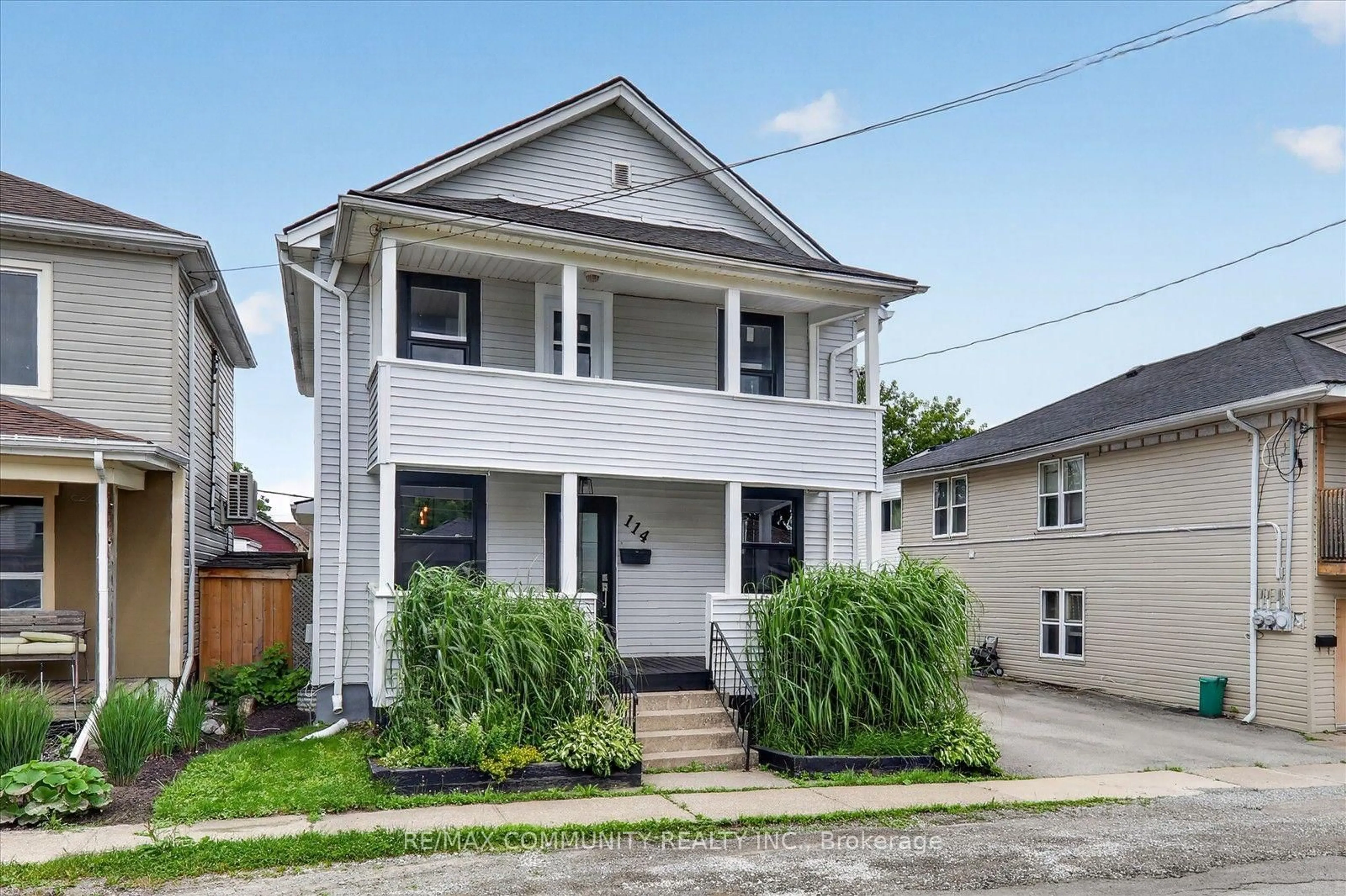 Home with vinyl exterior material, street for 114 PILKINGTON St, Thorold Ontario L2V 1B4