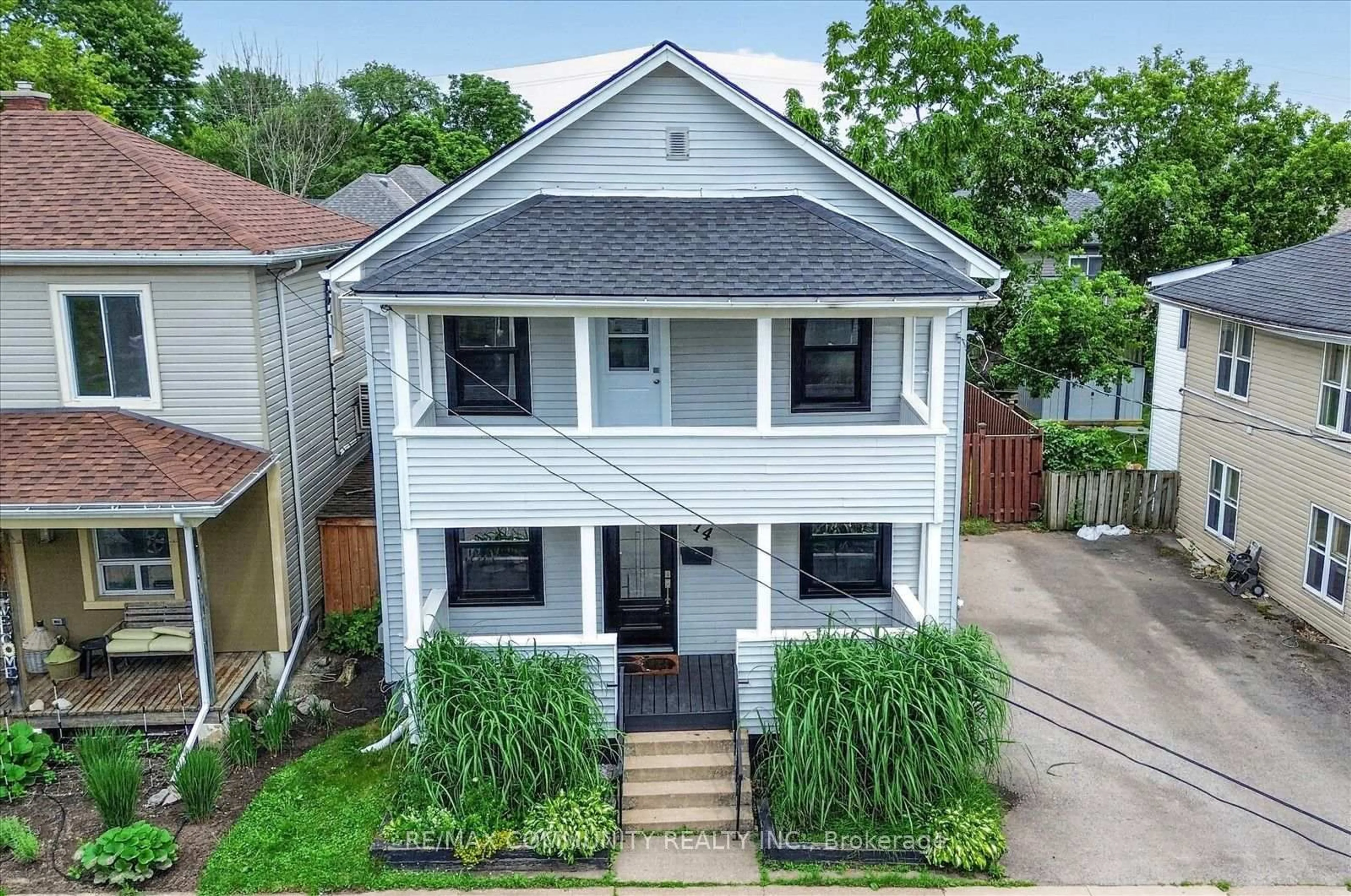 A pic from outside/outdoor area/front of a property/back of a property/a pic from drone, street for 114 PILKINGTON St, Thorold Ontario L2V 1B4