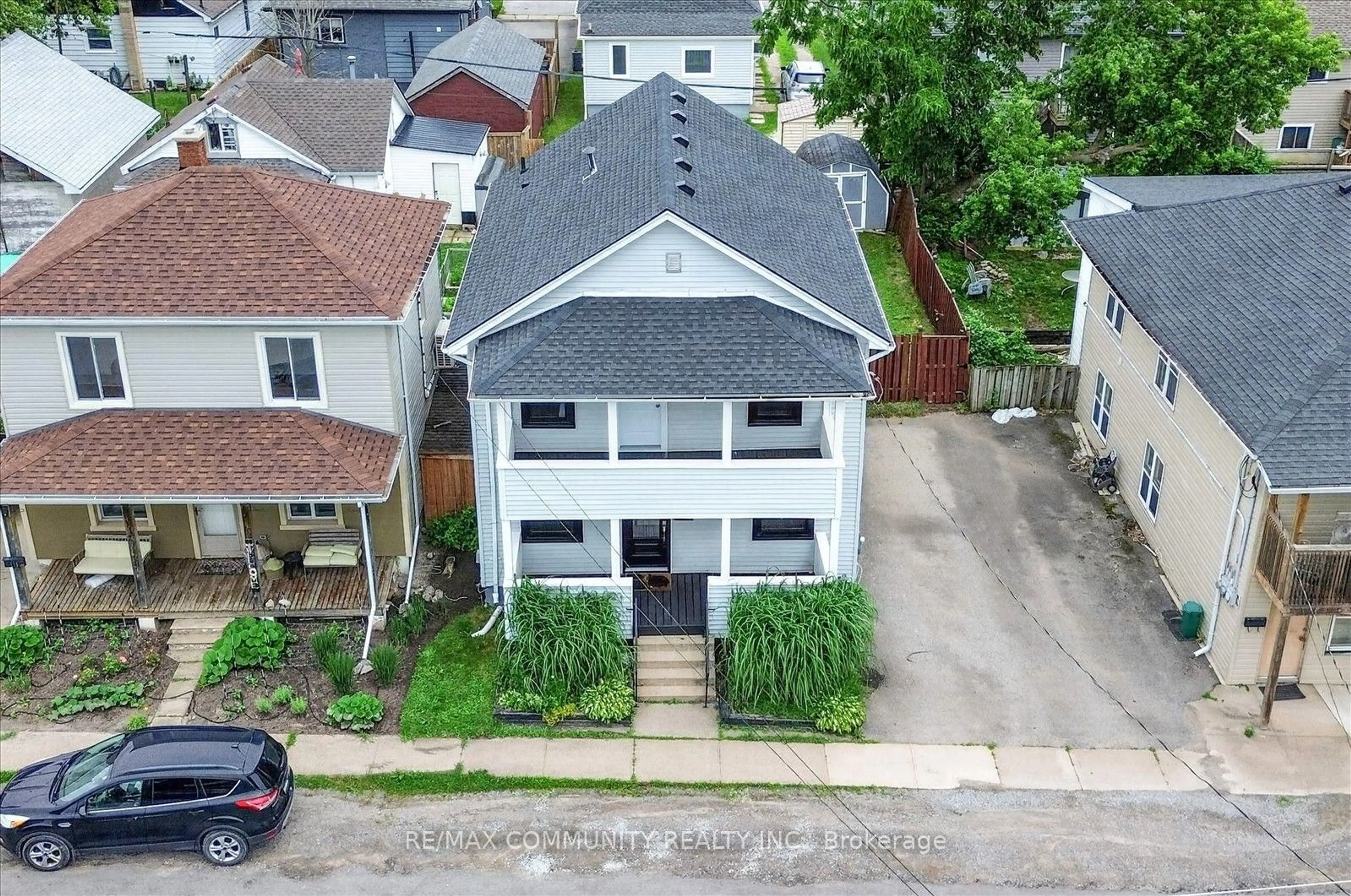 A pic from outside/outdoor area/front of a property/back of a property/a pic from drone, street for 114 PILKINGTON St, Thorold Ontario L2V 1B4