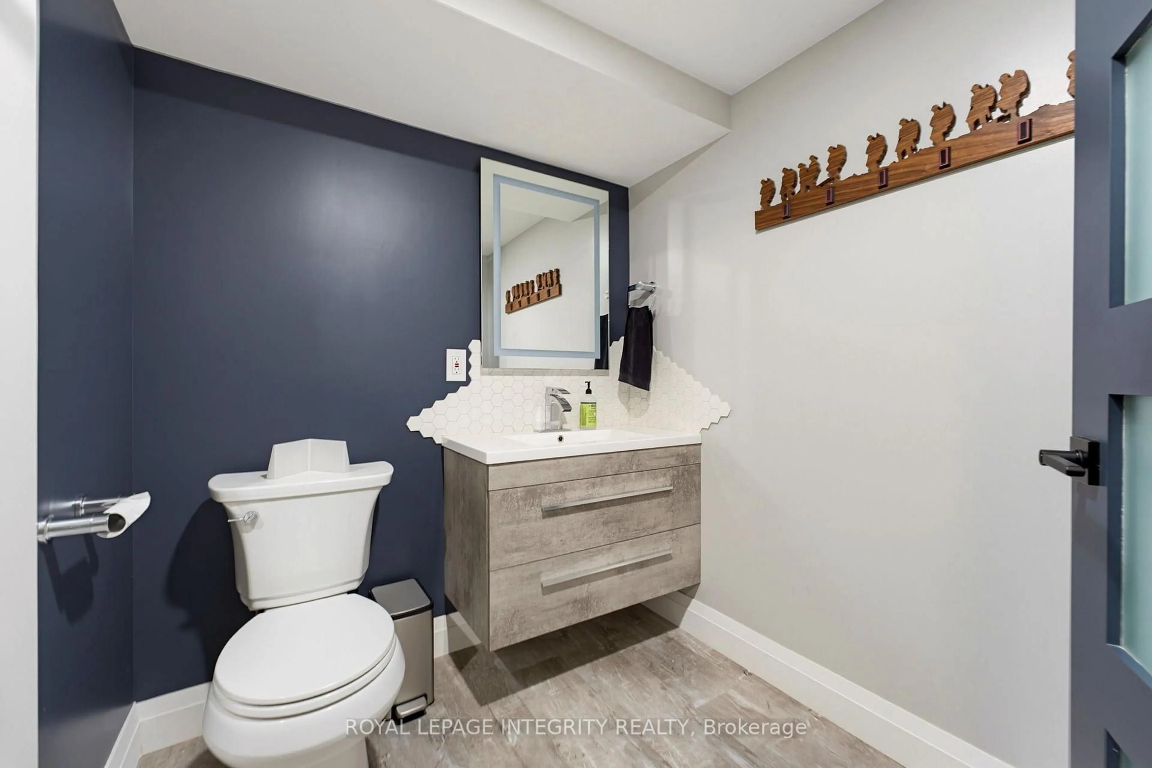 Standard bathroom, ceramic/tile floor for 319 Bobolink Rdge, Stittsville Ontario K2V 0B7