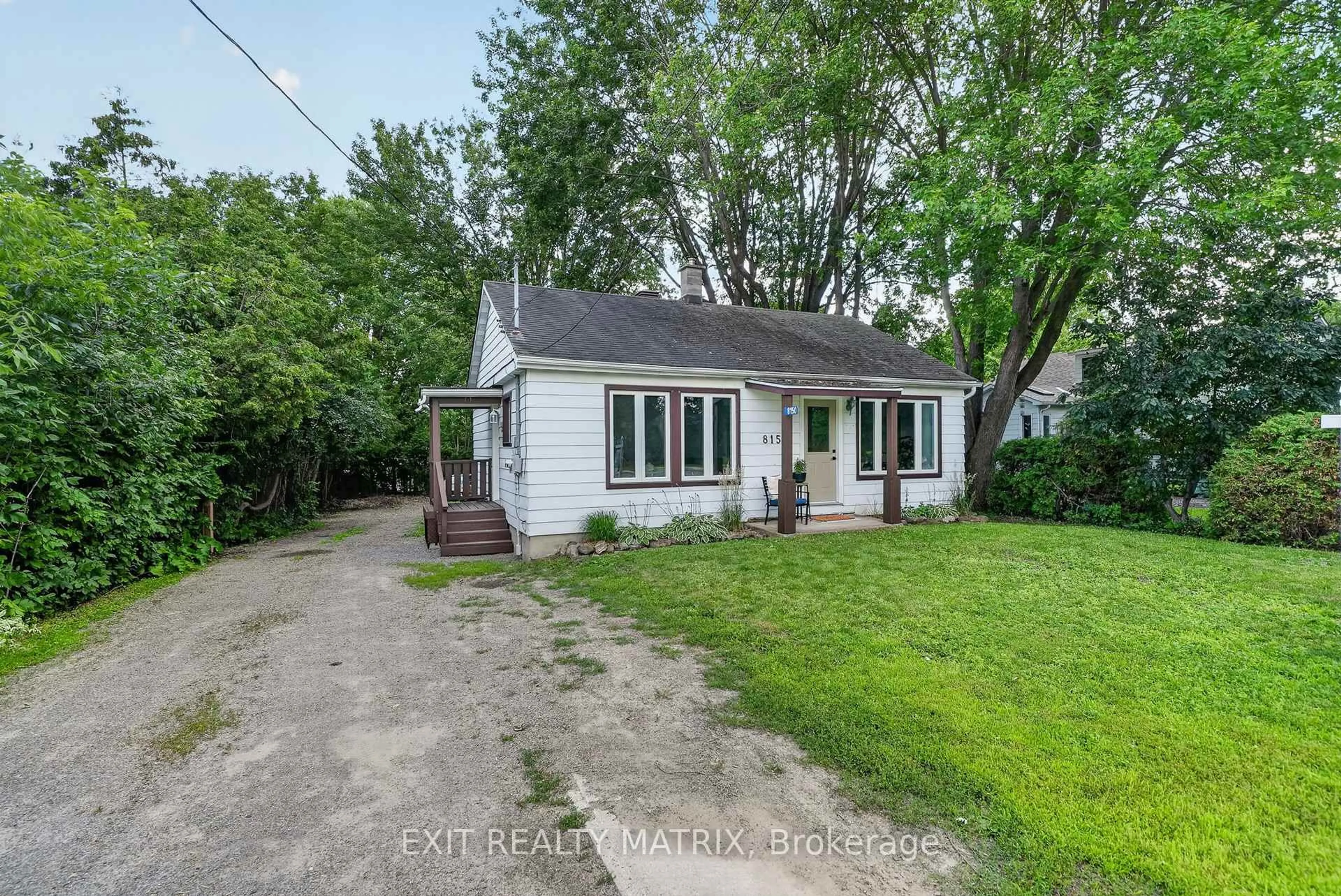 A pic from outside/outdoor area/front of a property/back of a property/a pic from drone, street for 8150 Victoria St, Metcalfe Ontario K0A 2P0