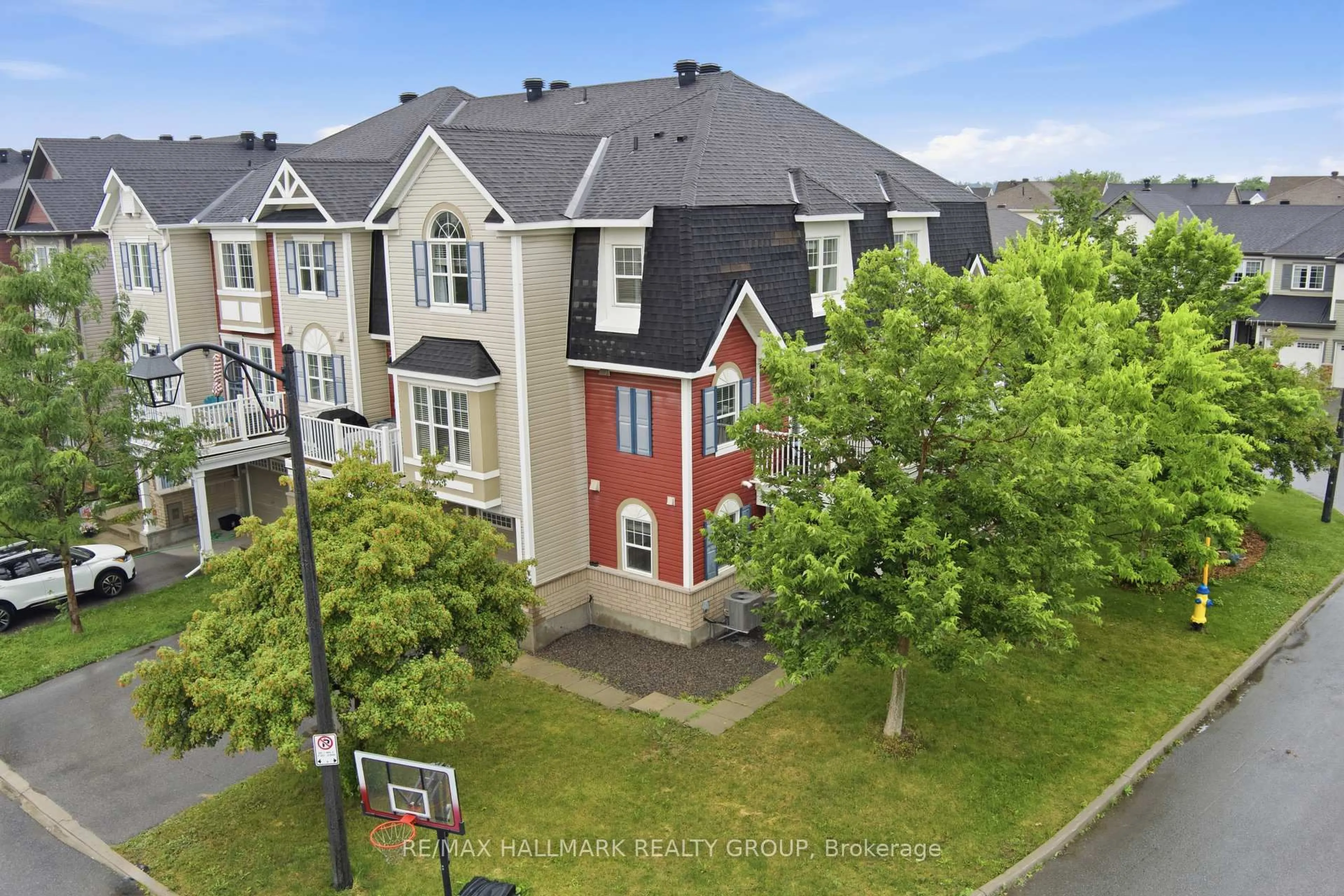 A pic from outside/outdoor area/front of a property/back of a property/a pic from drone, unknown for 588 Foxlight Circ, Ottawa Ontario K2M 0L9