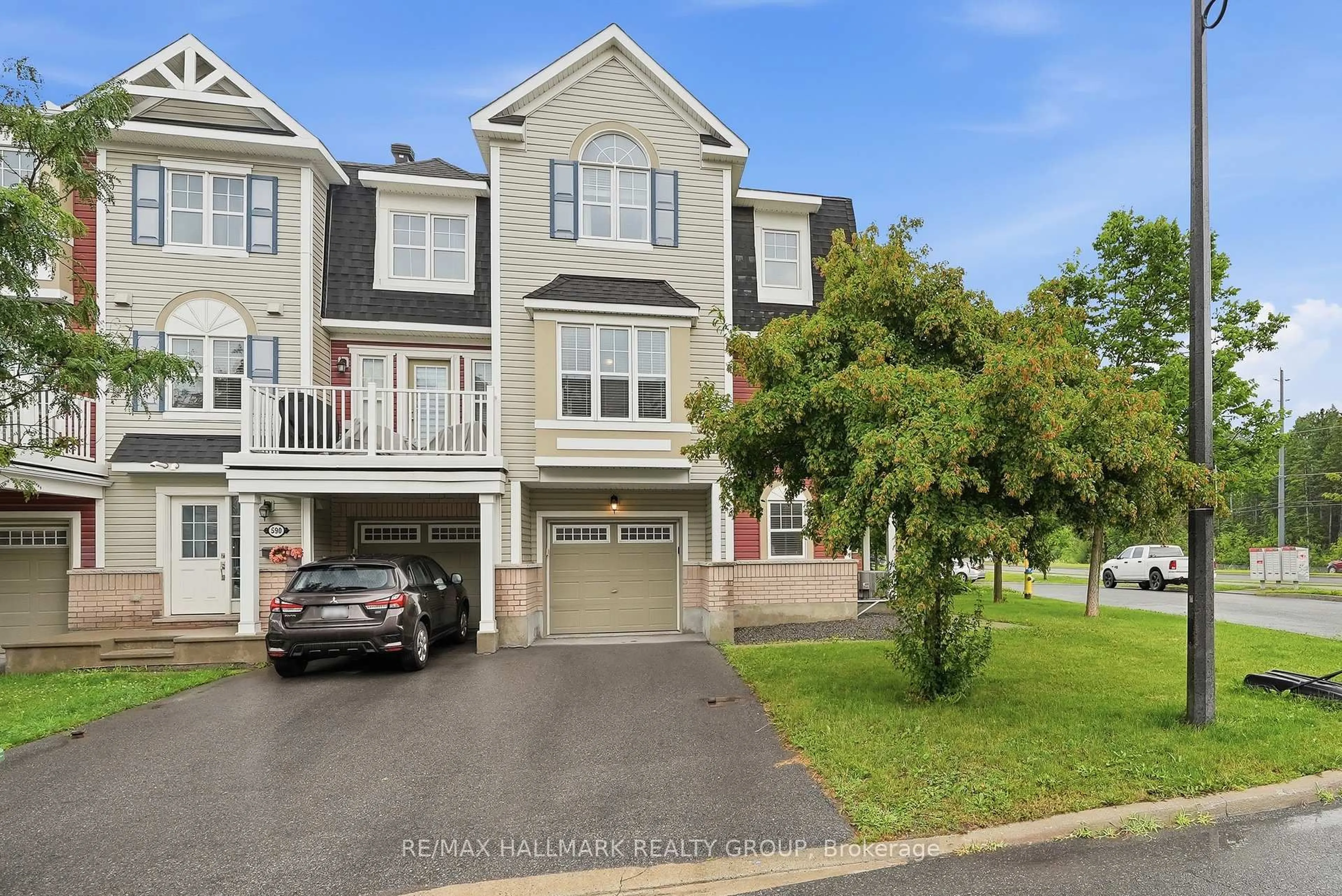 A pic from outside/outdoor area/front of a property/back of a property/a pic from drone, street for 588 Foxlight Circ, Ottawa Ontario K2M 0L9