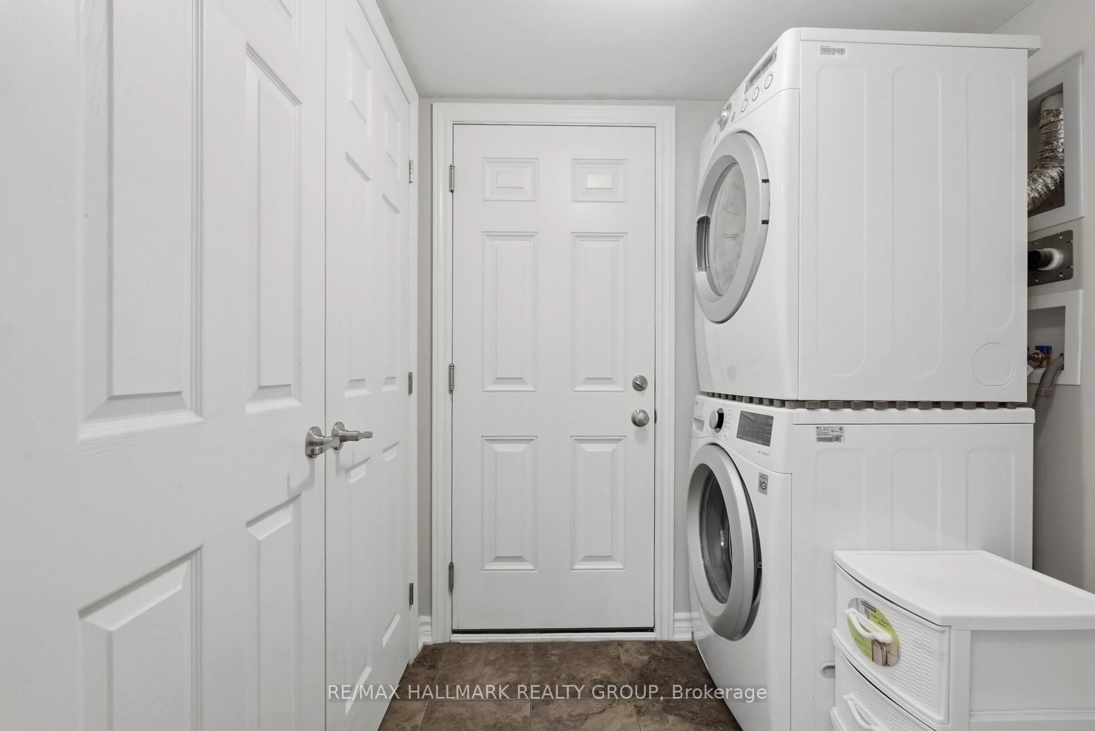 Laundry room for 588 Foxlight Circ, Ottawa Ontario K2M 0L9