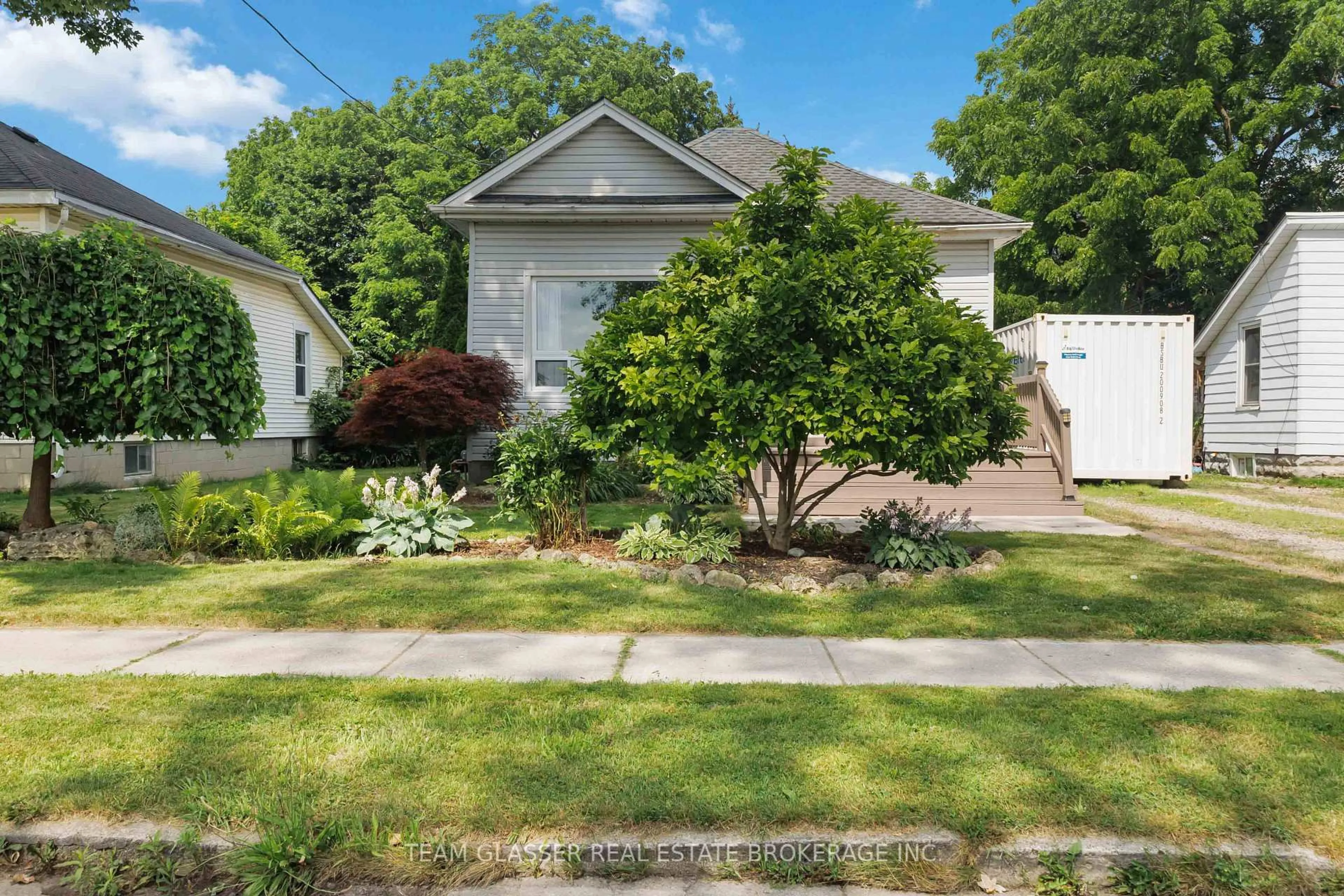 A pic from outside/outdoor area/front of a property/back of a property/a pic from drone, street for 118 INKERMAN St, St. Thomas Ontario N5P 3G6