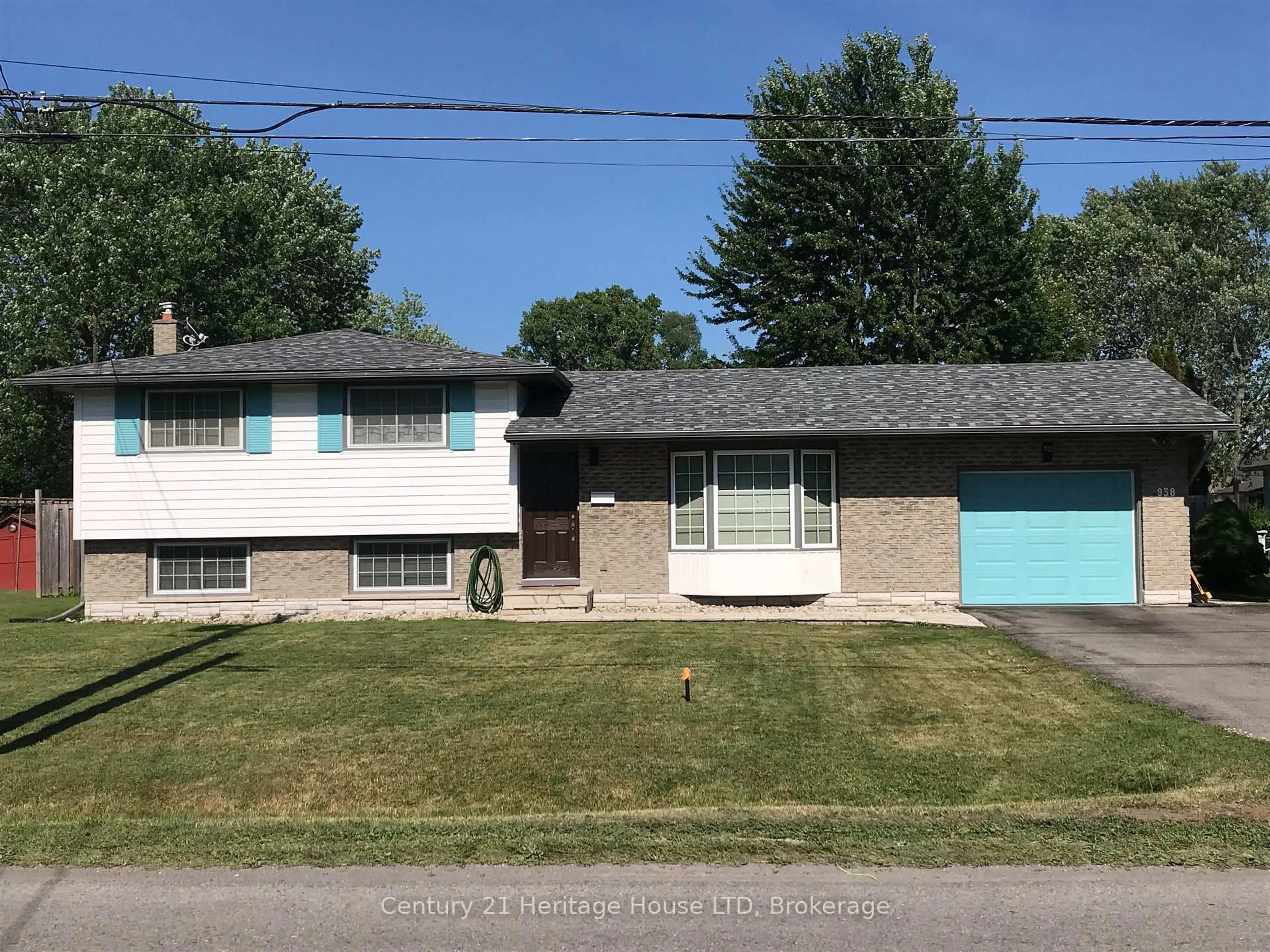 Home with vinyl exterior material, street for 938 Ferndale Ave, Fort Erie Ontario L2A 5S8