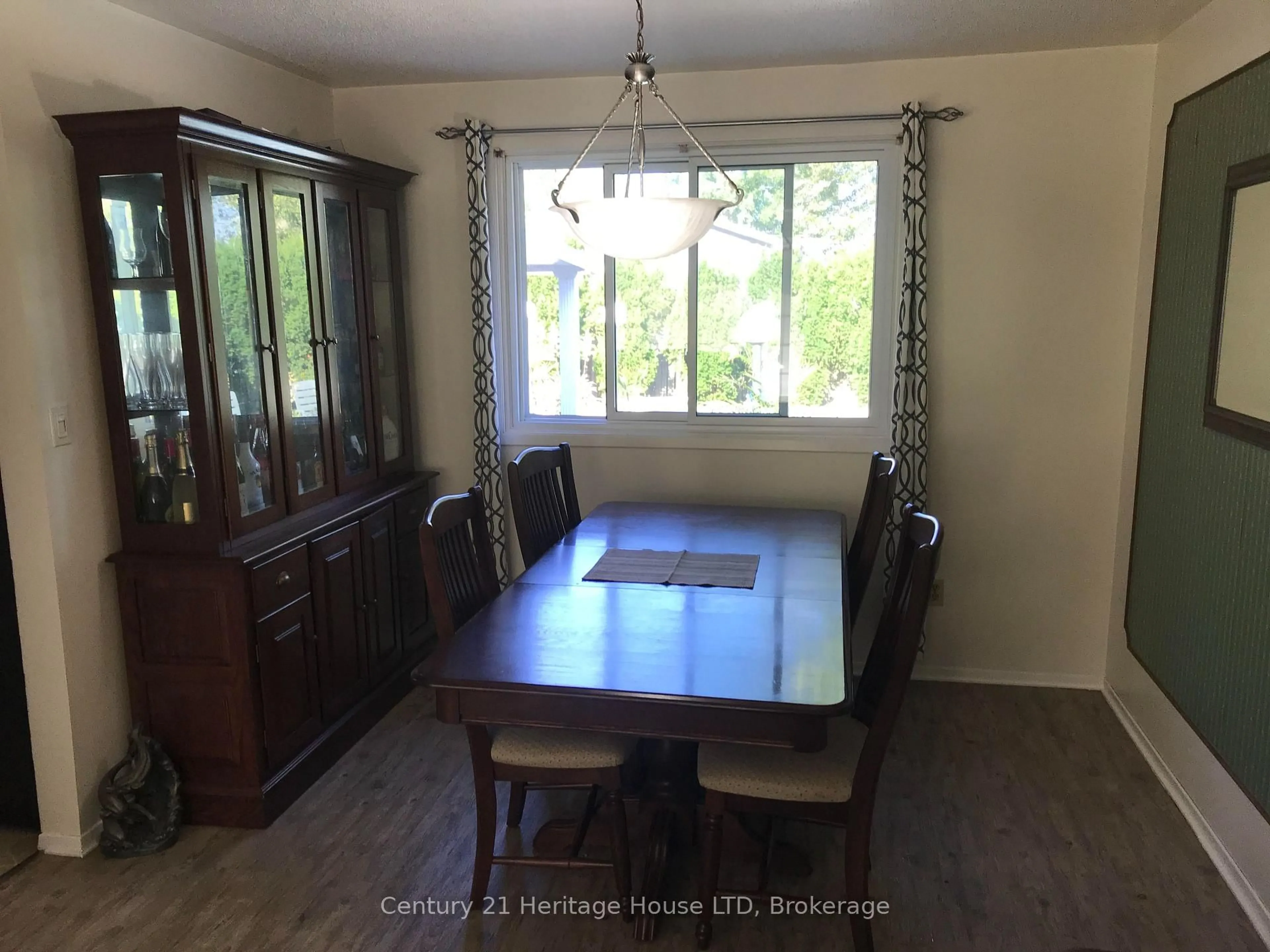 Dining room, wood/laminate floor for 938 Ferndale Ave, Fort Erie Ontario L2A 5S8
