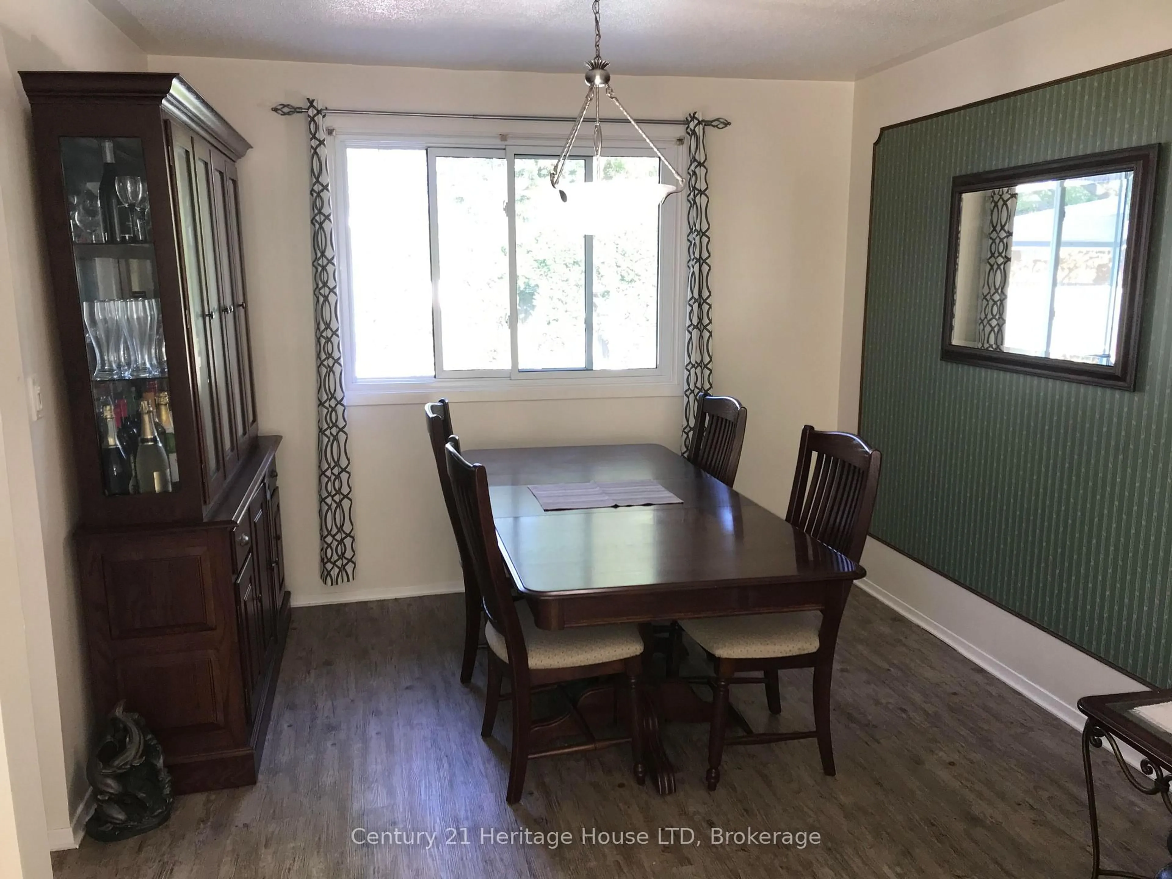 Dining room, wood/laminate floor for 938 Ferndale Ave, Fort Erie Ontario L2A 5S8