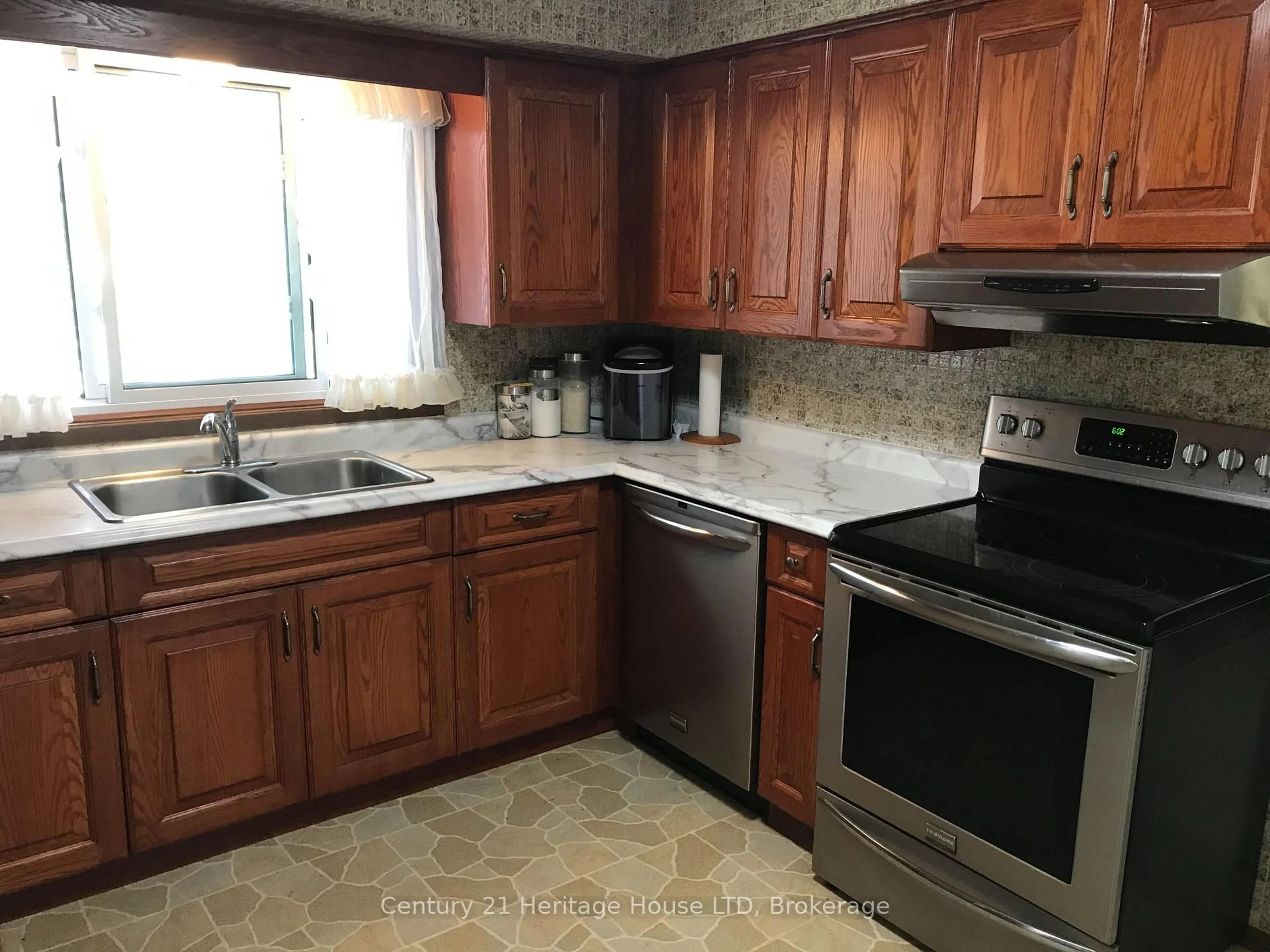 Standard kitchen, ceramic/tile floor for 938 Ferndale Ave, Fort Erie Ontario L2A 5S8