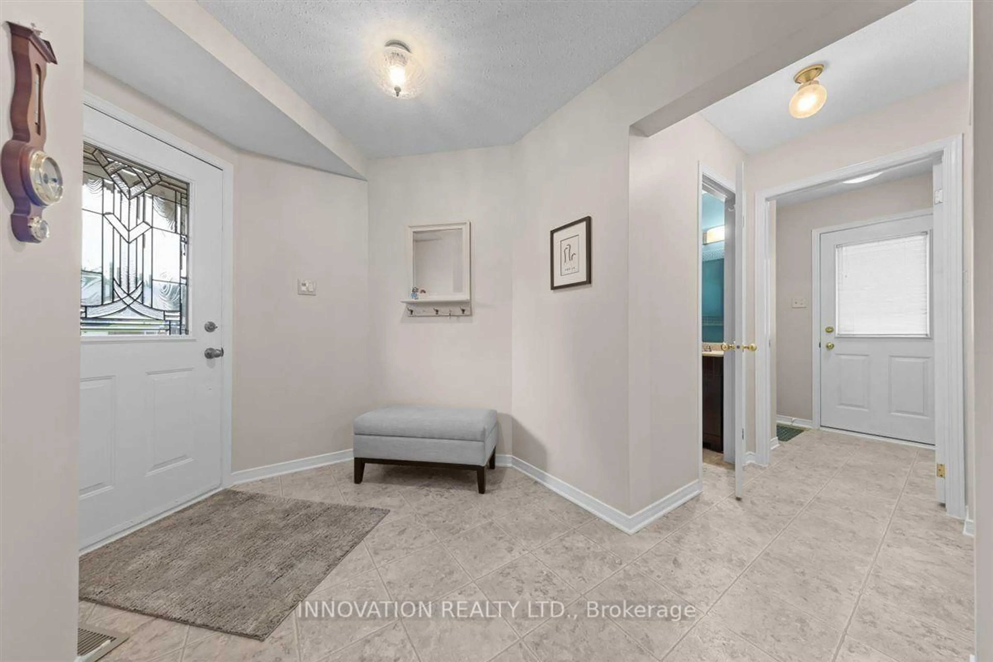 Indoor entryway for 183 Equestrian Dr, Kanata Ontario K2M 1K6