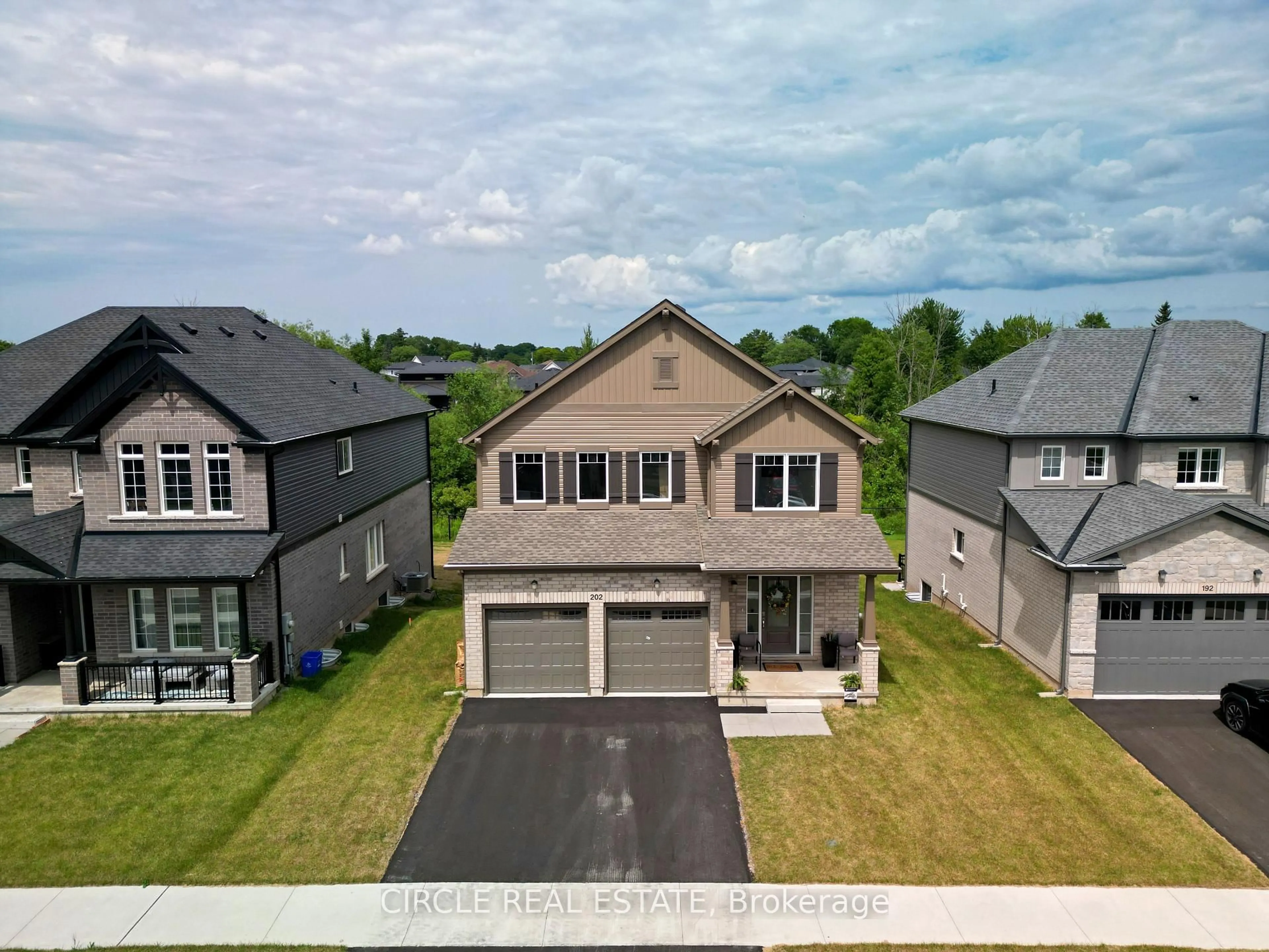 A pic from outside/outdoor area/front of a property/back of a property/a pic from drone, street for 202 Westcott Rd, Welland Ontario L3C 0K9
