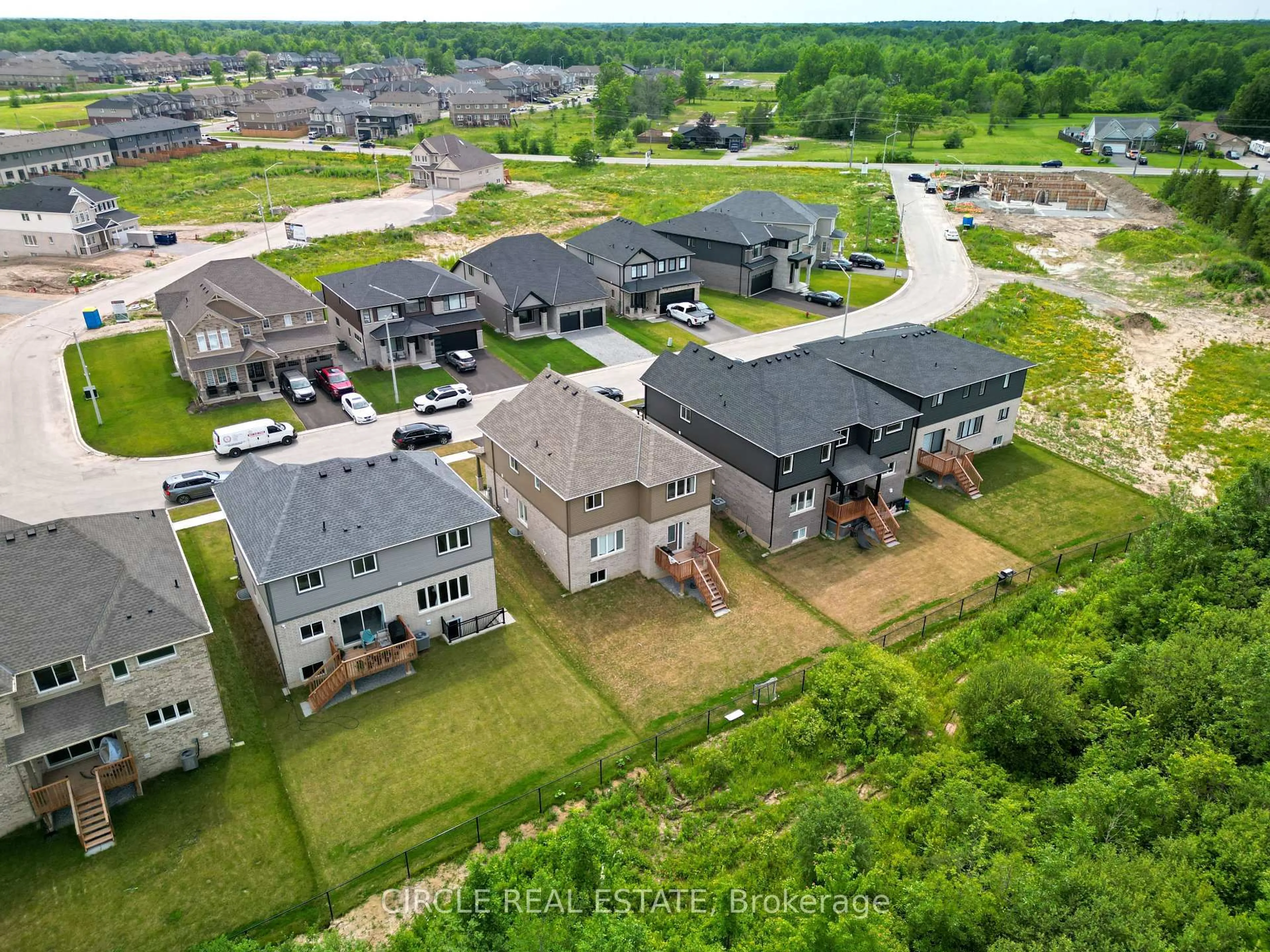 A pic from outside/outdoor area/front of a property/back of a property/a pic from drone, street for 202 Westcott Rd, Welland Ontario L3C 0K9