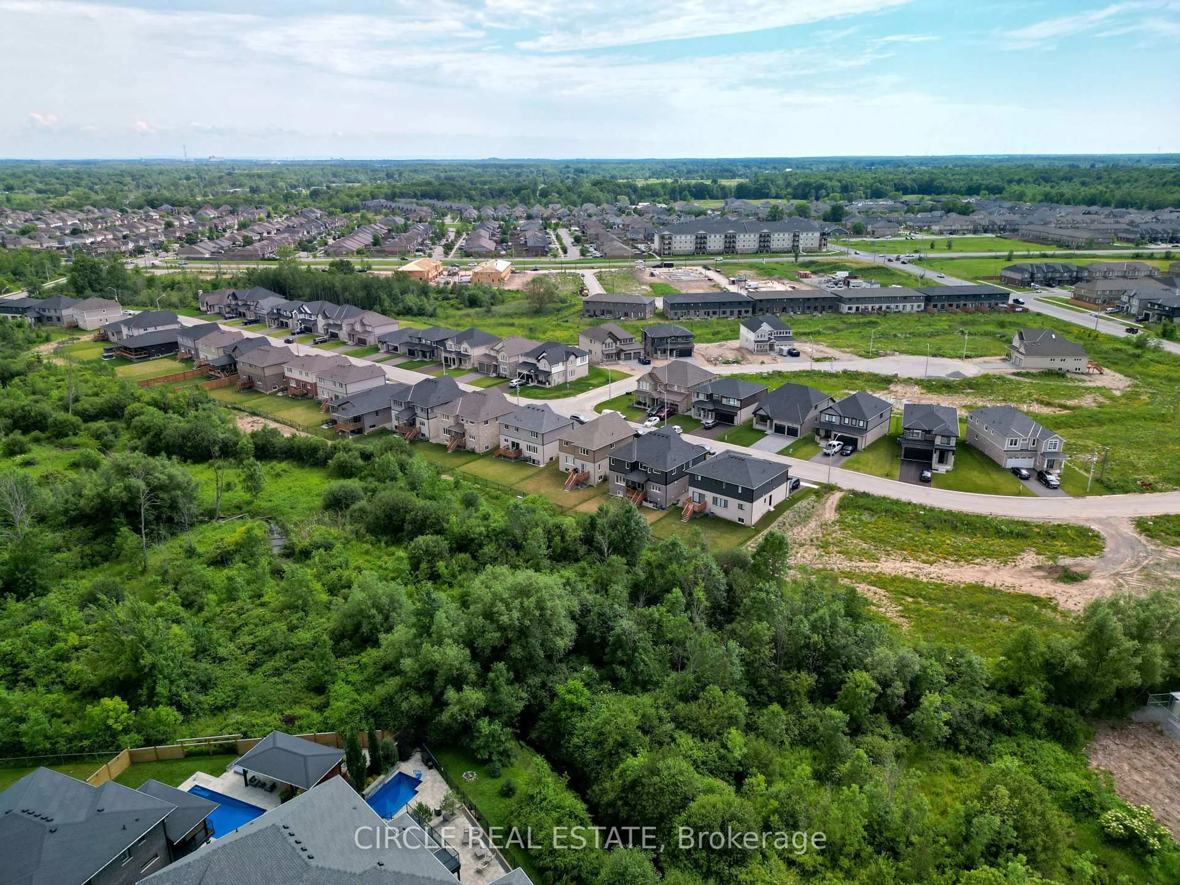 A pic from outside/outdoor area/front of a property/back of a property/a pic from drone, street for 202 Westcott Rd, Welland Ontario L3C 0K9