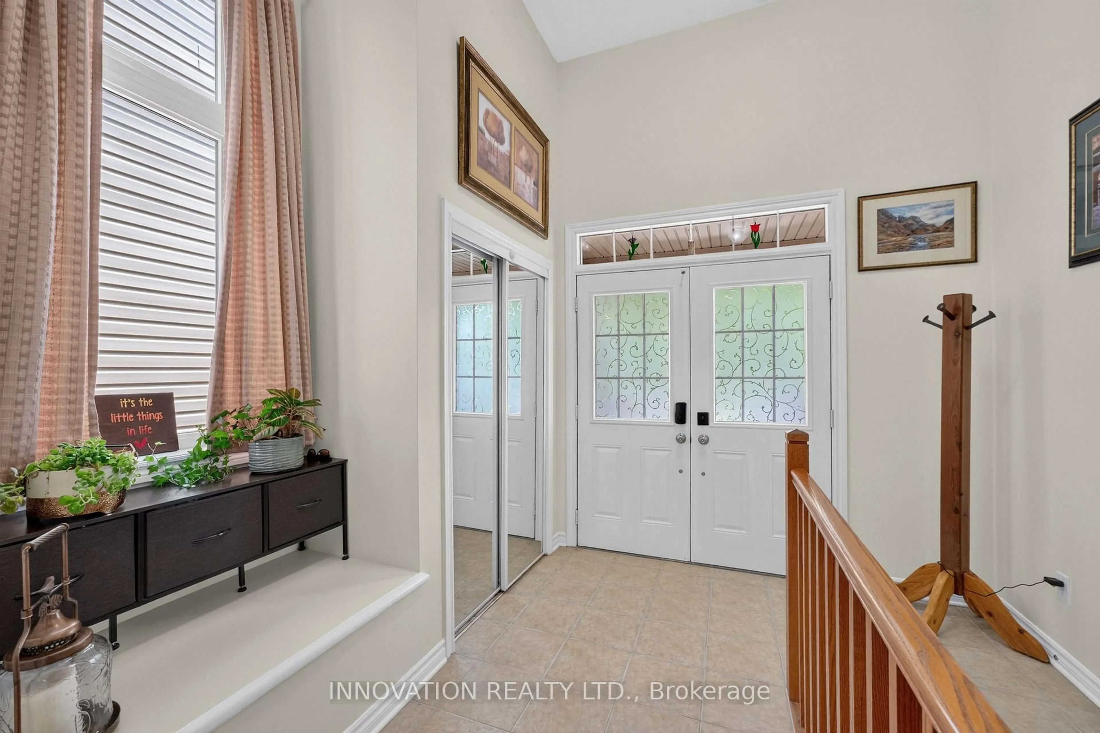 Indoor entryway for 545 Rosehill Ave, Ottawa Ontario K2S 0E7