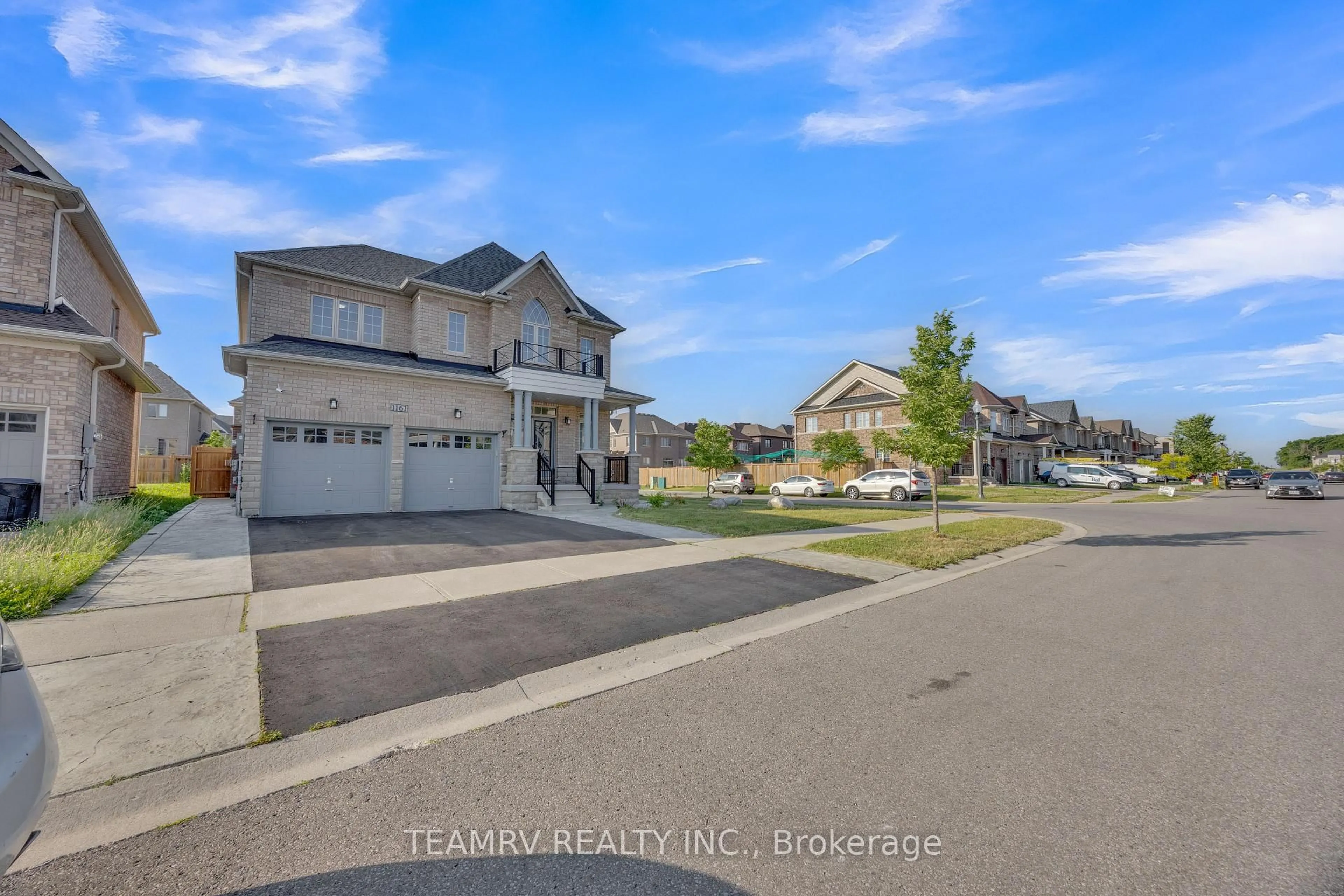 A pic from outside/outdoor area/front of a property/back of a property/a pic from drone, street for 1161 Upper Thames Dr, Woodstock Ontario N4T 0L4