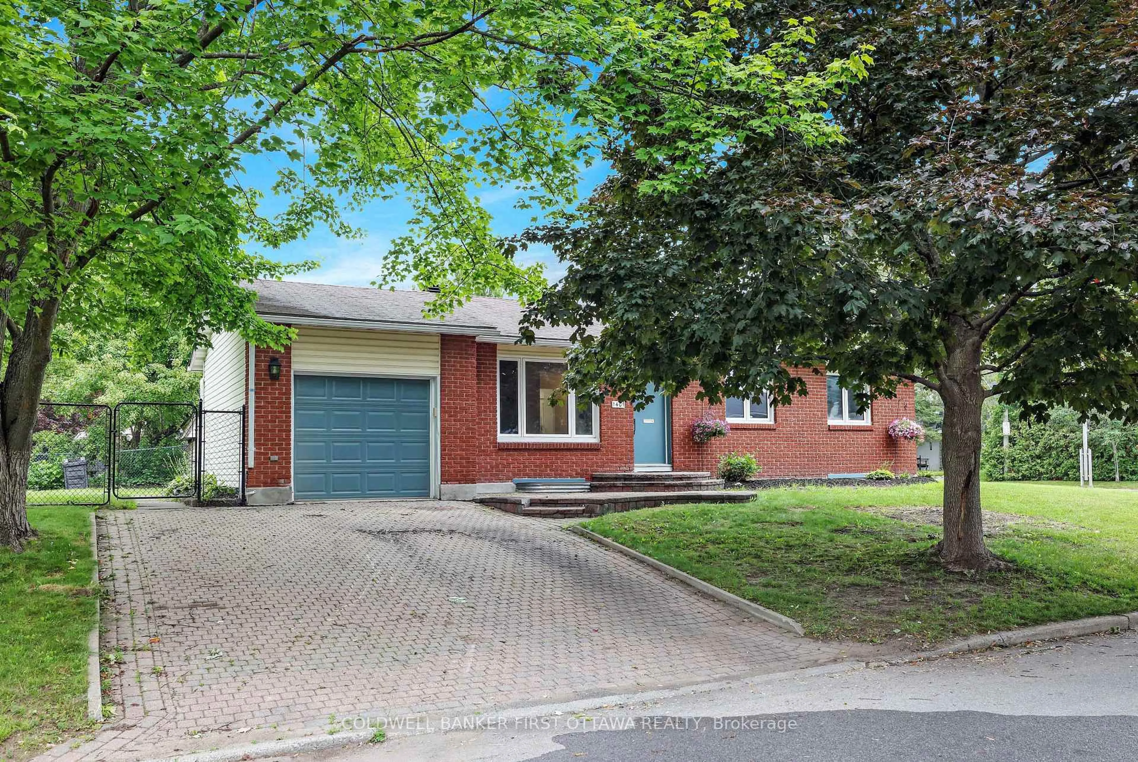 Home with brick exterior material, street for 1401 METZ Cres, Ottawa Ontario K1K 3Z7
