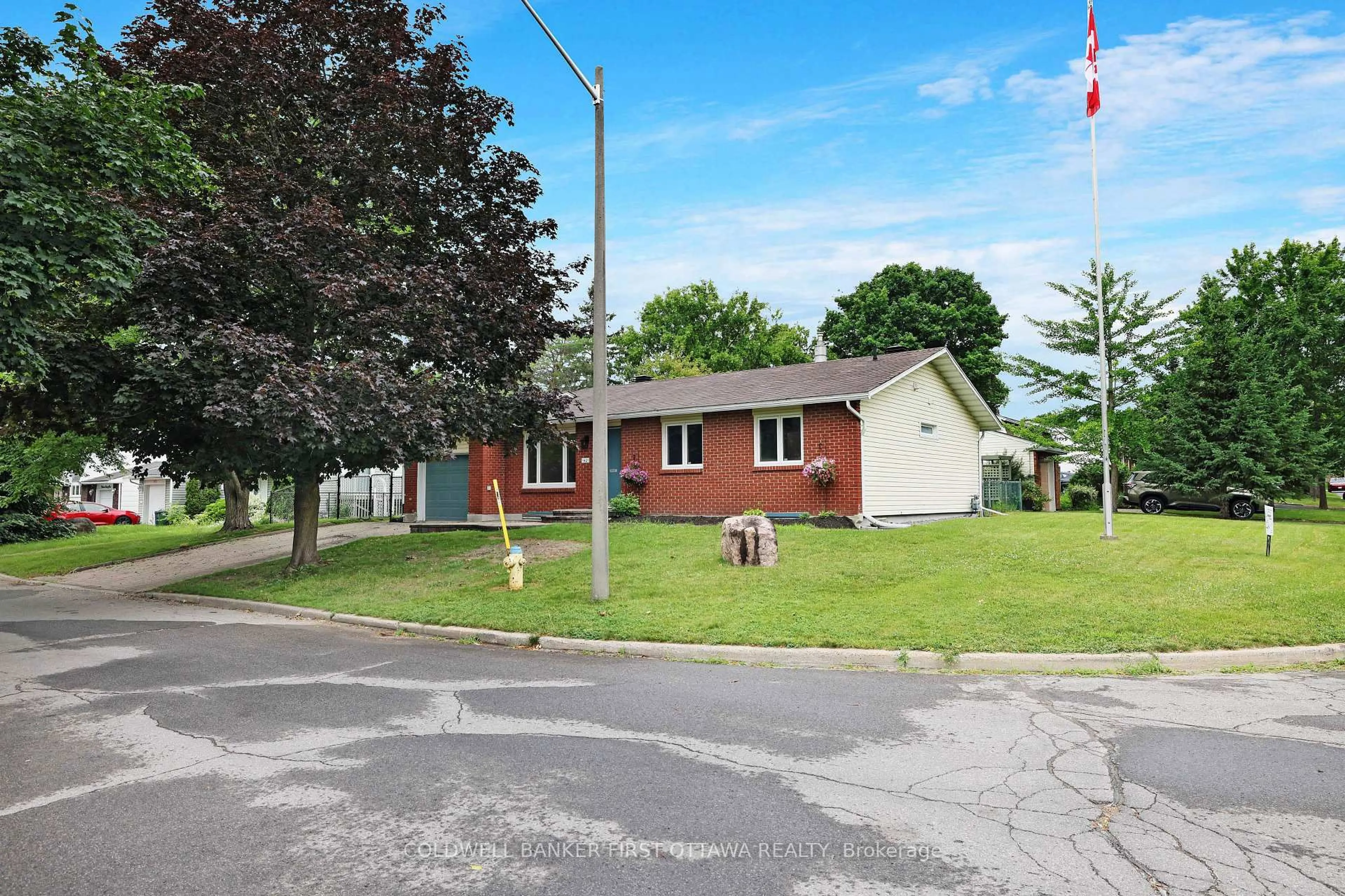 A pic from outside/outdoor area/front of a property/back of a property/a pic from drone, street for 1401 METZ Cres, Ottawa Ontario K1K 3Z7