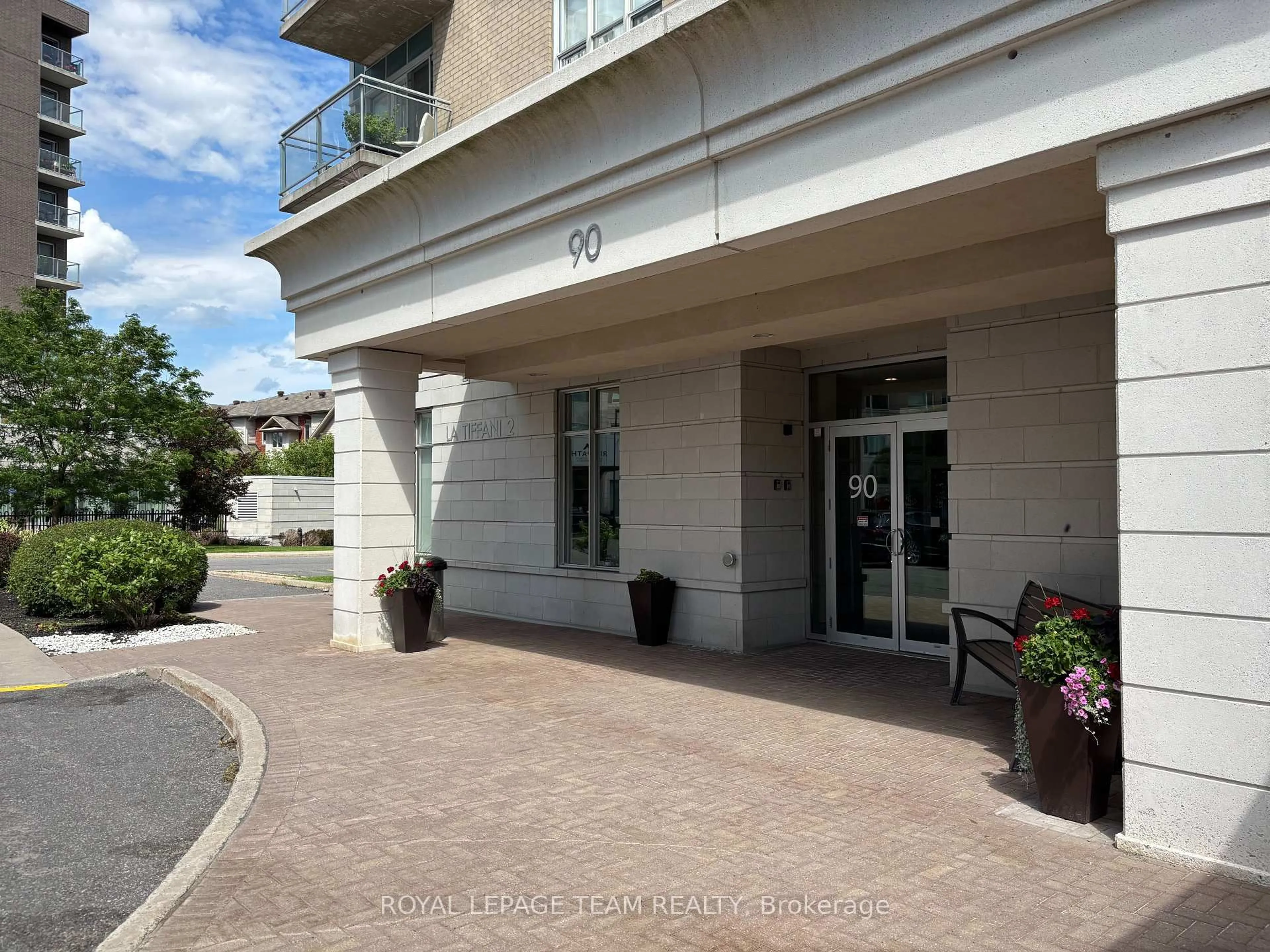 Indoor foyer for 90 Landry St #1906, Ottawa Ontario K1L 0A9