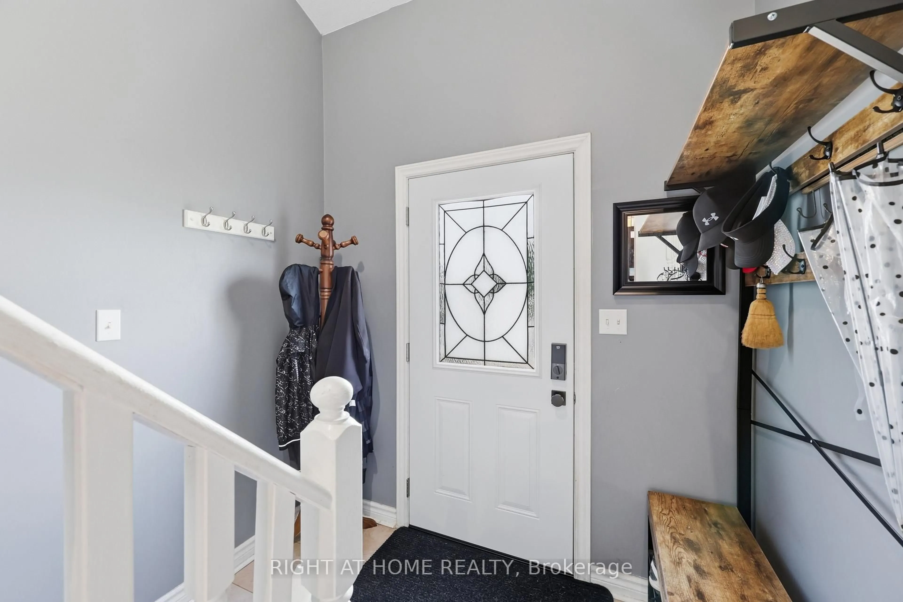 Indoor entryway for 5709 Deerbrook St, Niagara Falls Ontario L2G 7V6