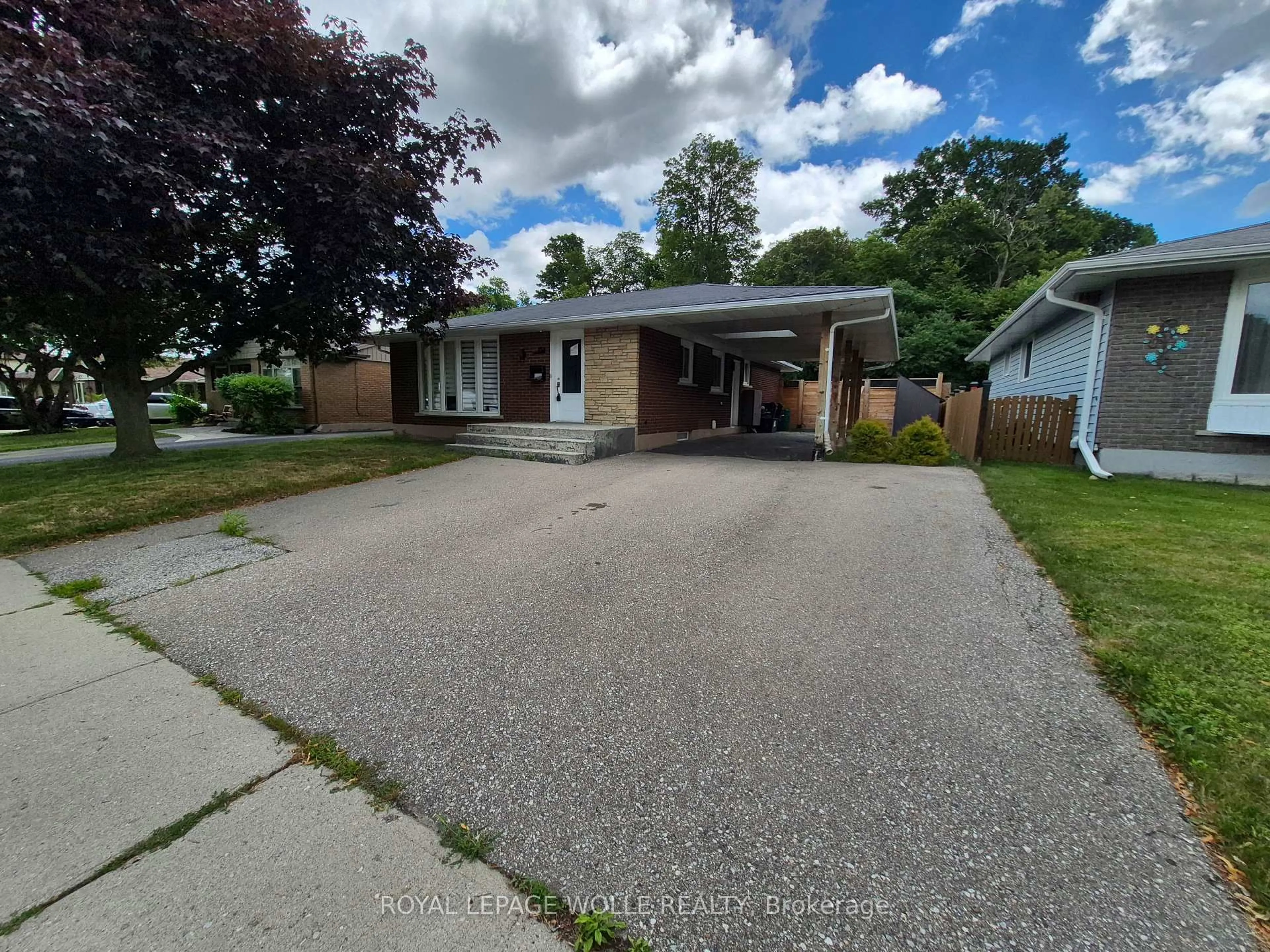 A pic from outside/outdoor area/front of a property/back of a property/a pic from drone, street for 154 Appalachian Cres, Kitchener Ontario N2E 1A4