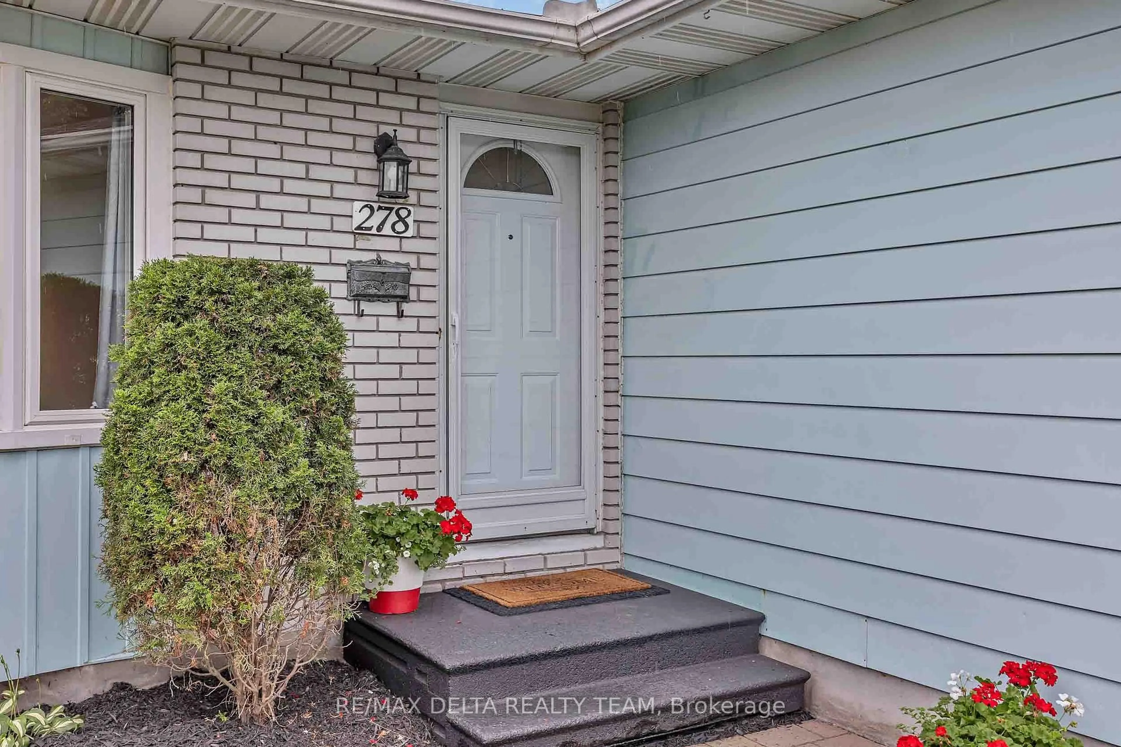 Indoor entryway for 278 Gleneagles Ave, Ottawa Ontario K1E 1L8
