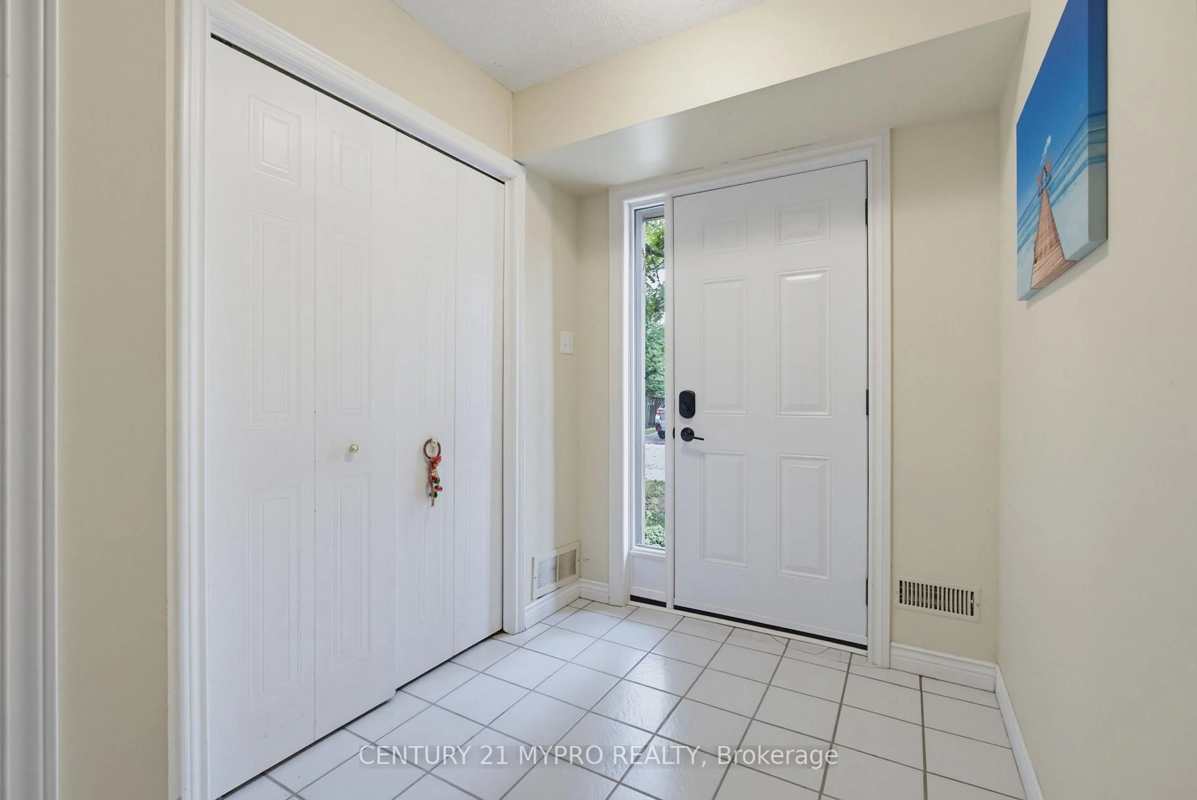 Indoor entryway for 1548 Richmond St #7, London North Ontario N6G 4W7