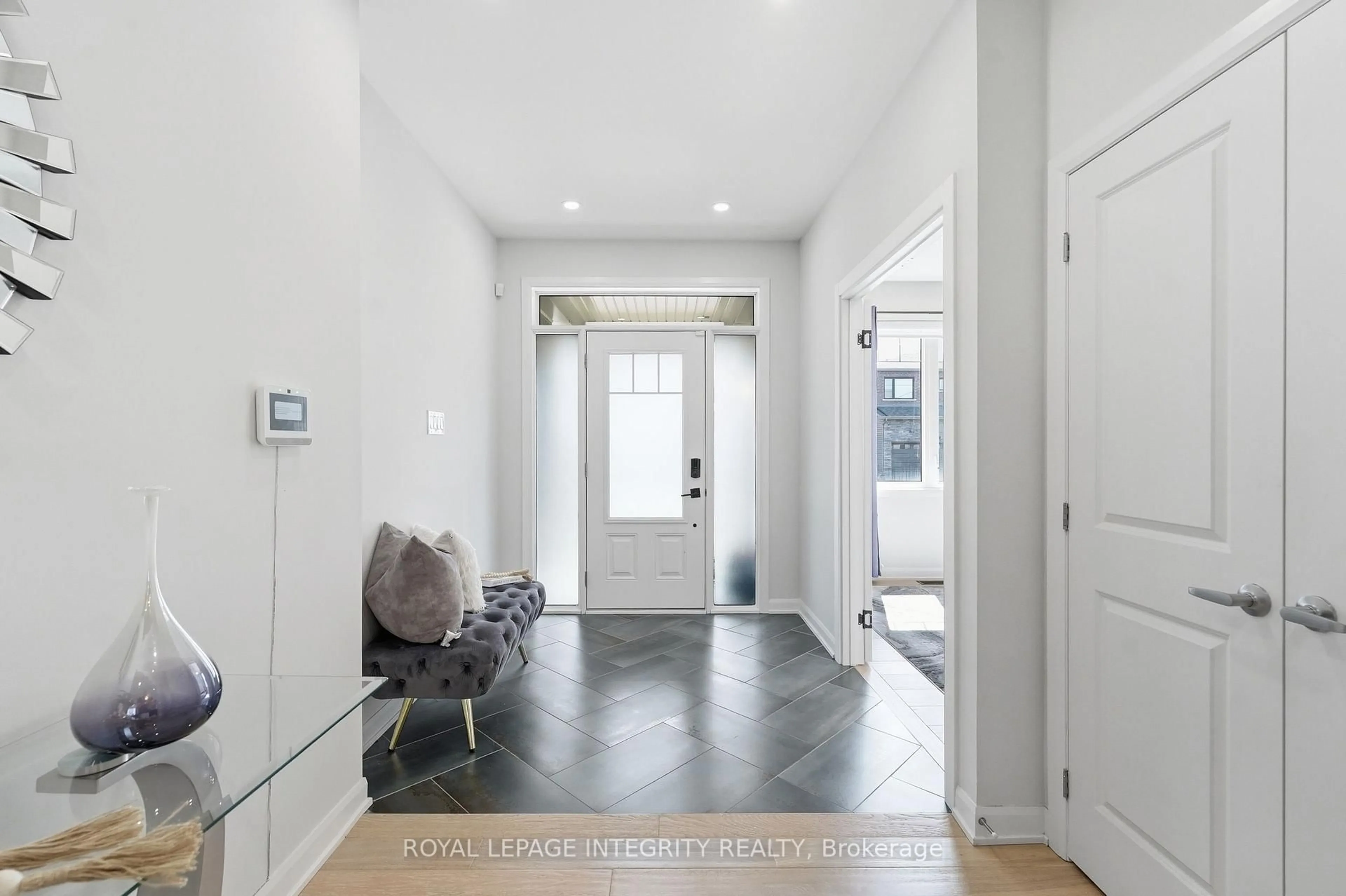 Indoor entryway for 90 Coco Pl, Ottawa Ontario K2T 0R2