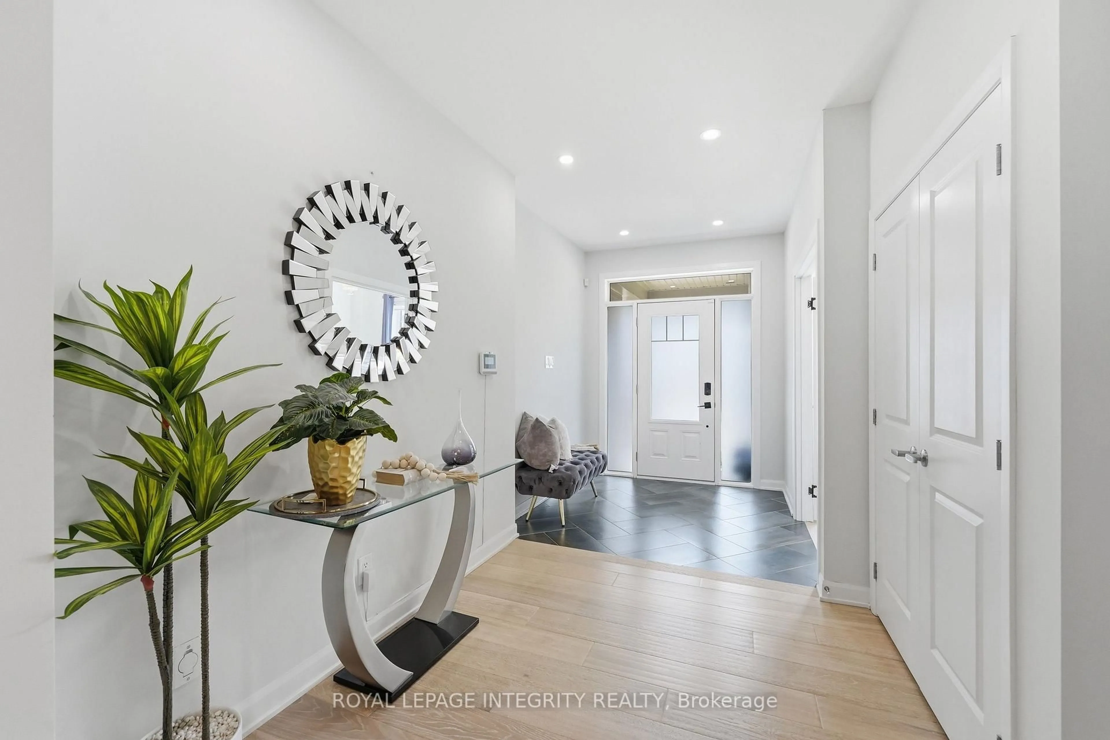 Indoor entryway for 90 Coco Pl, Ottawa Ontario K2T 0R2