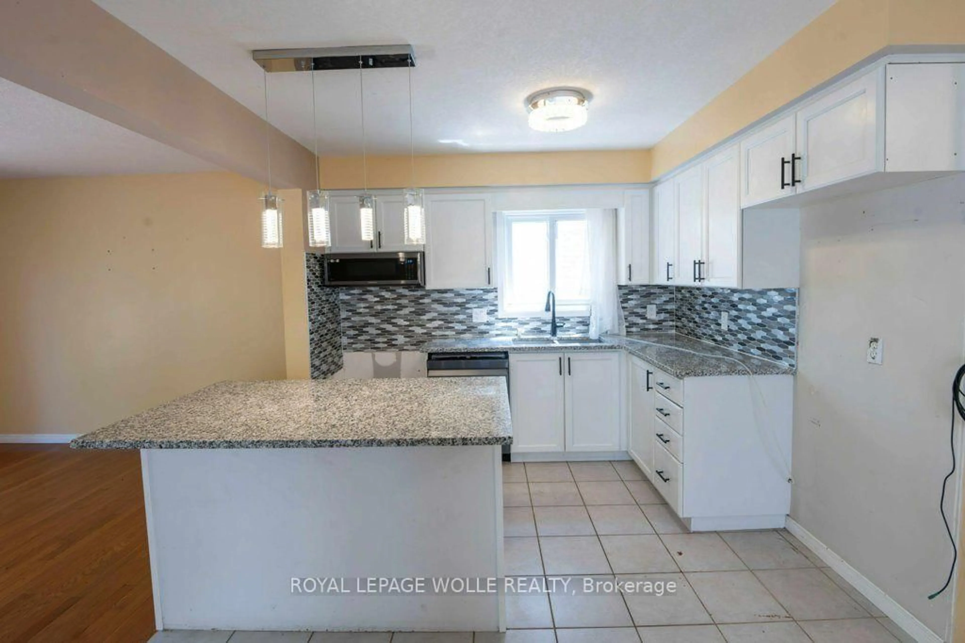 Open concept kitchen, ceramic/tile floor for 992 Copper Leaf Cres, Kitchener Ontario N2E 3W3
